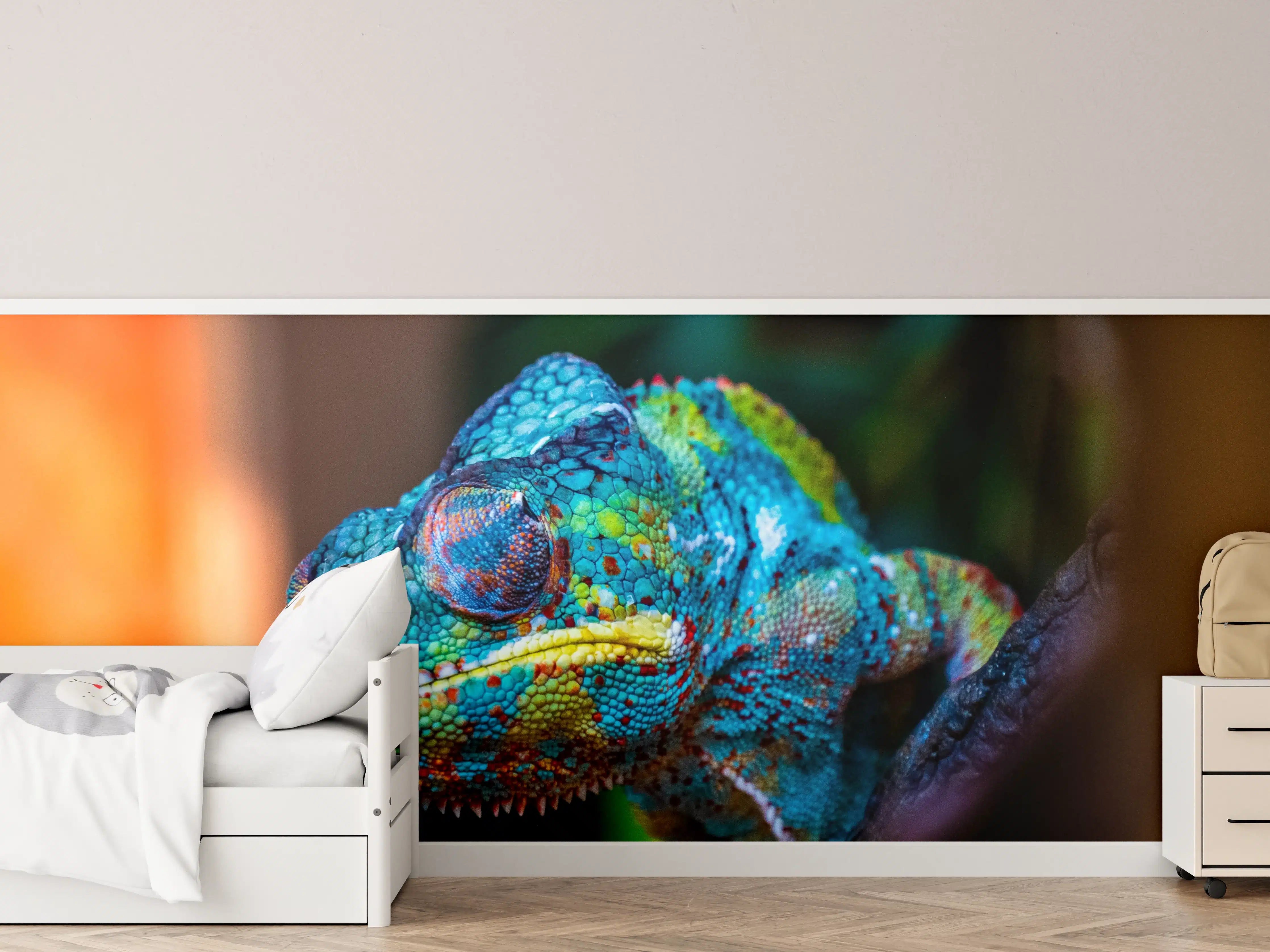 Kinderzimmer Wandgestaltung - Bunter Chamäleon in natürlicher Umgebung