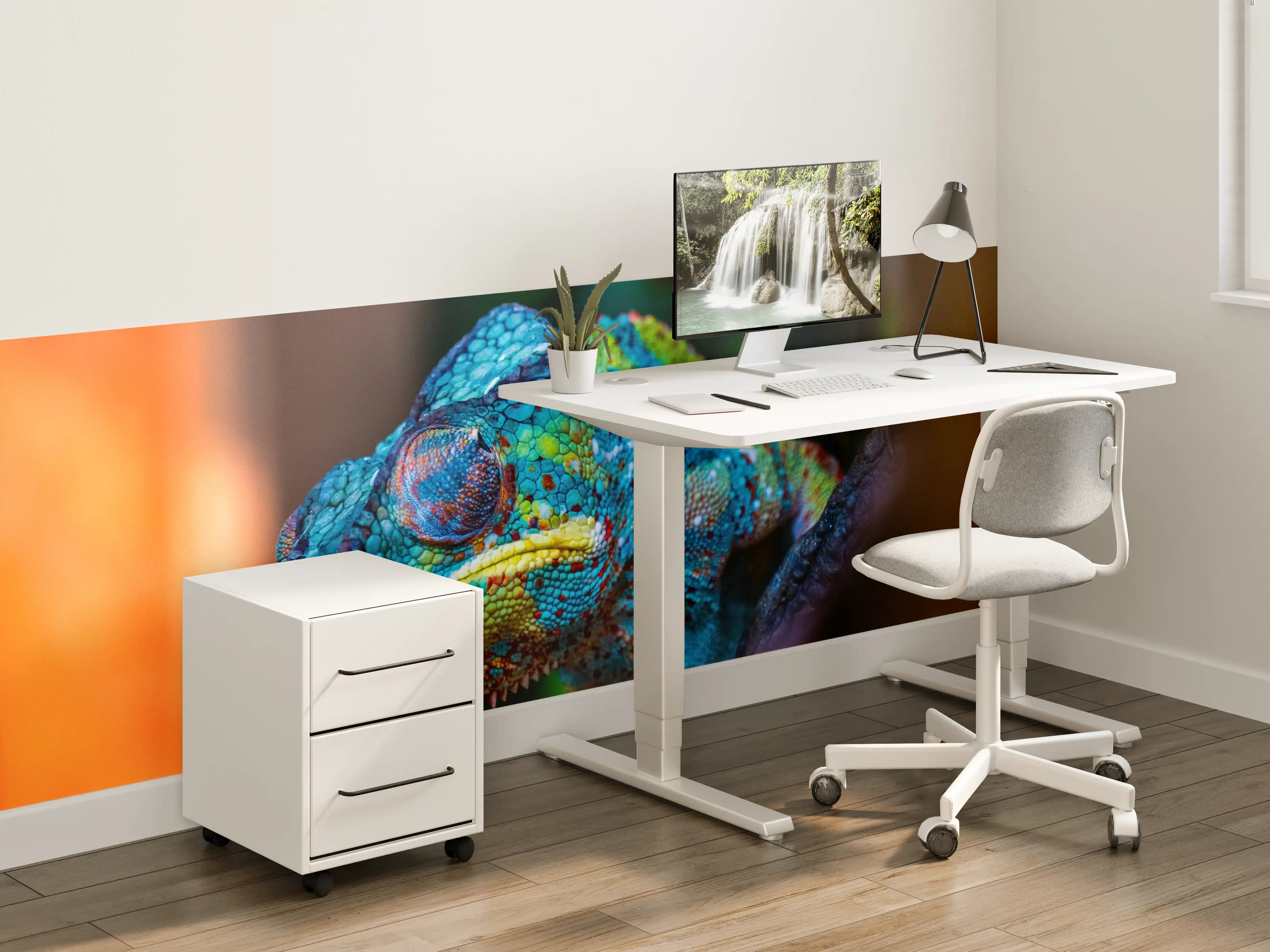 Kinderzimmer Wandgestaltung - Bunter Chamäleon in natürlicher Umgebung