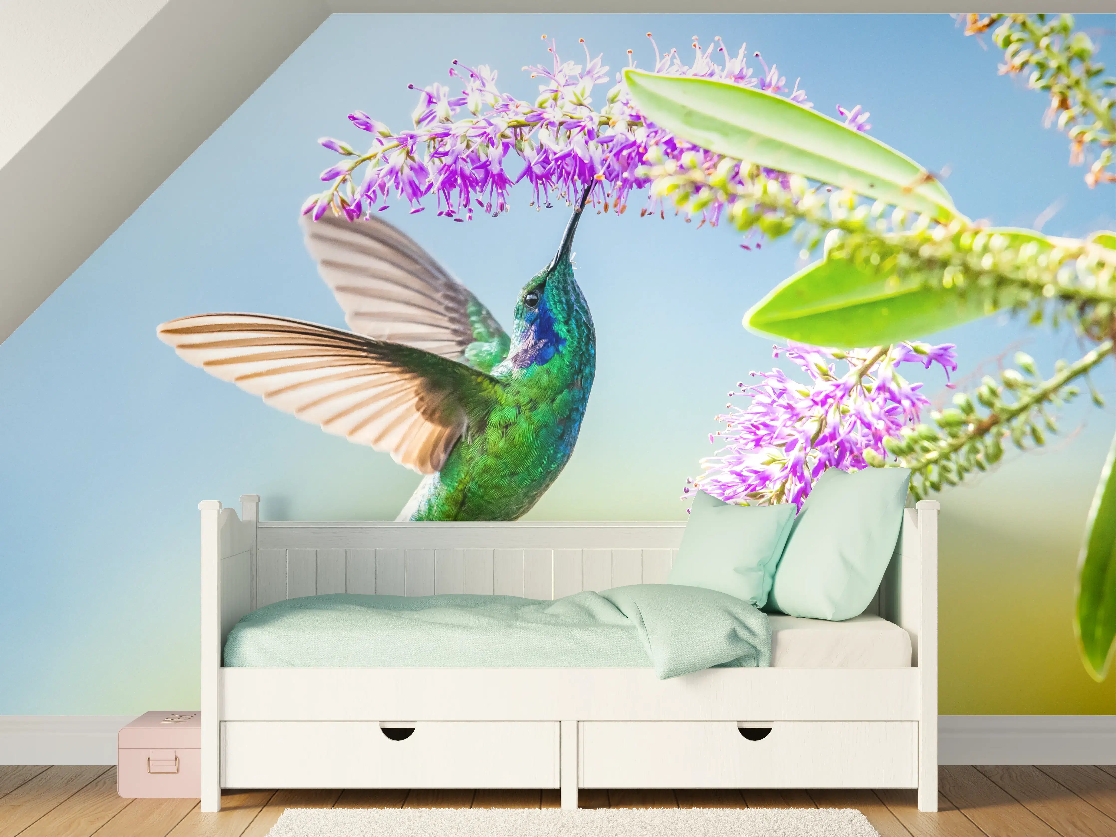 Kinderzimmer Wandgestaltung - Bunter Kolibri beim Nektarsaugen