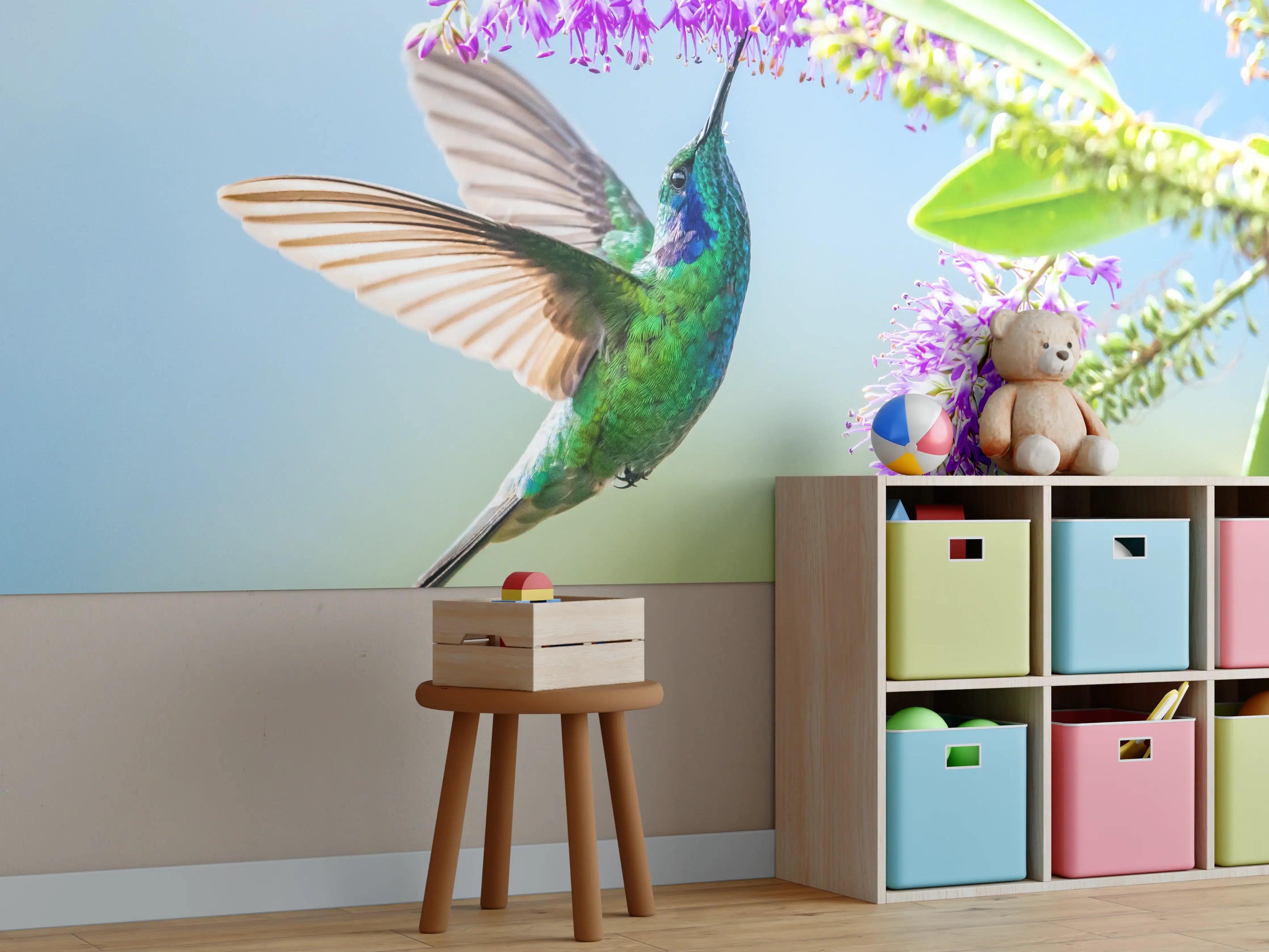 Kinderzimmer Wandgestaltung - Bunter Kolibri beim Nektarsaugen