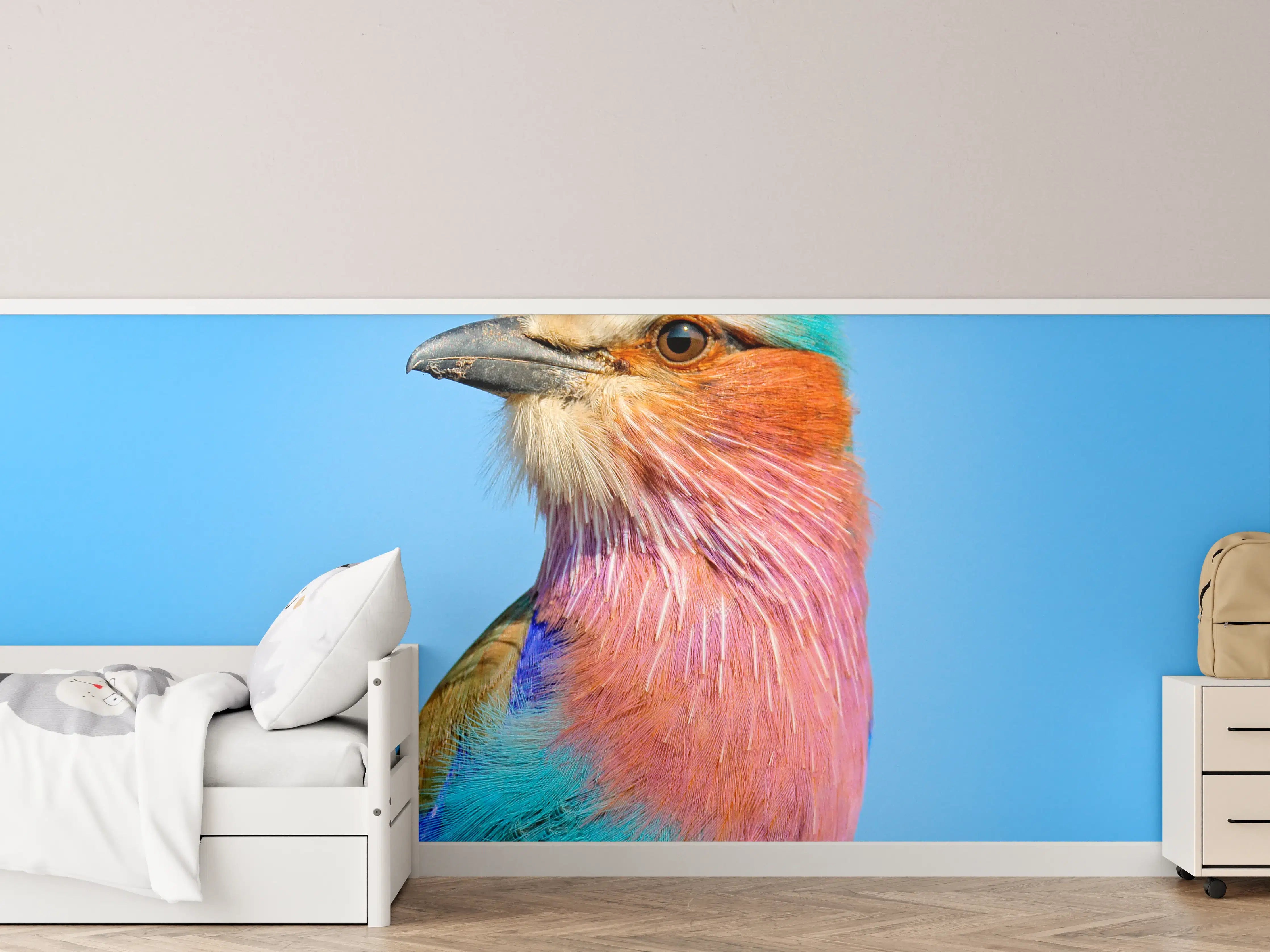 Kinderzimmer Wandgestaltung - Bunter Paradiesvogel vor Himmelblauem Hintergrund