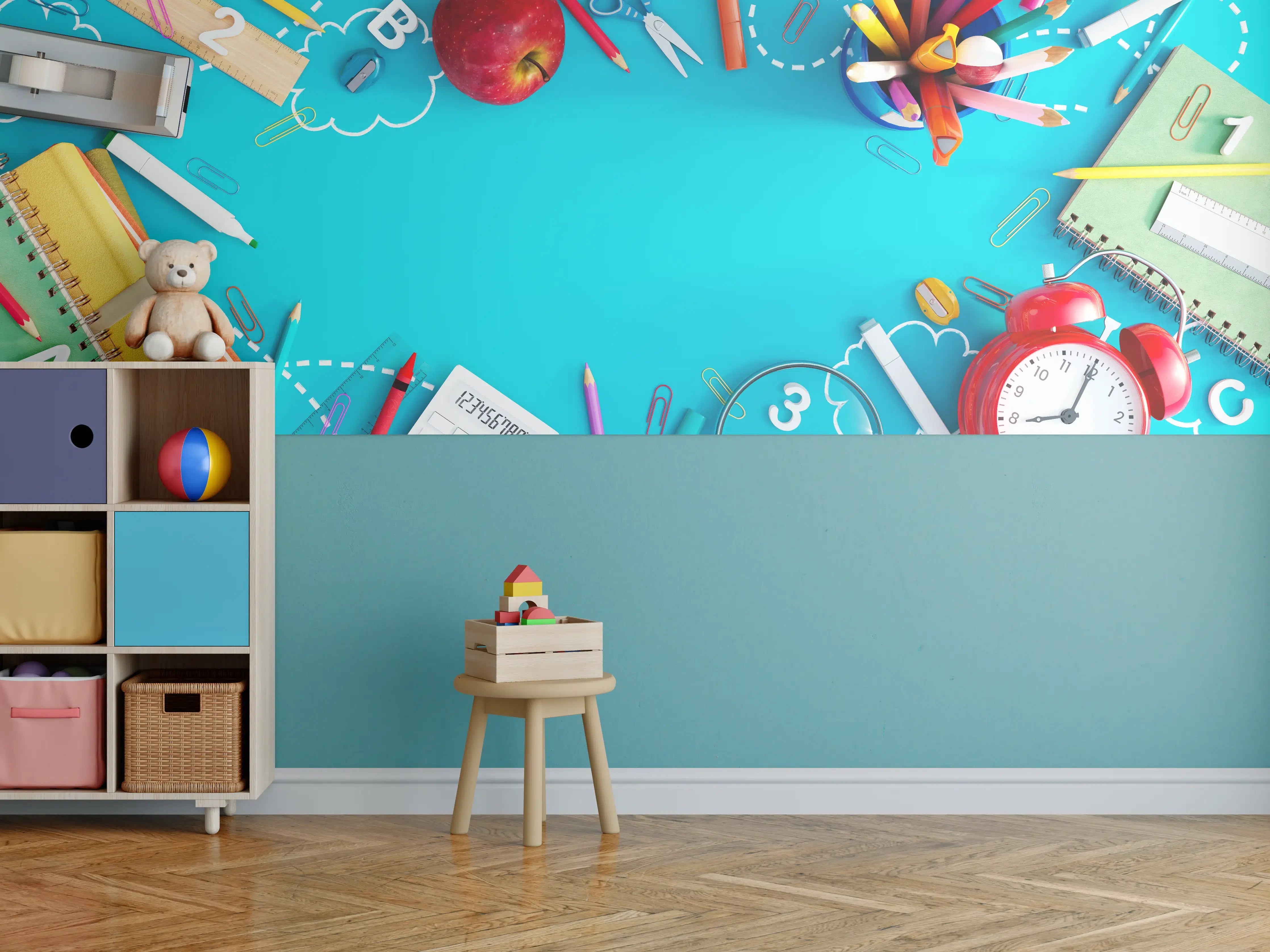 Kinderzimmer Wandgestaltung - Buntes Schulmaterial auf Türkis