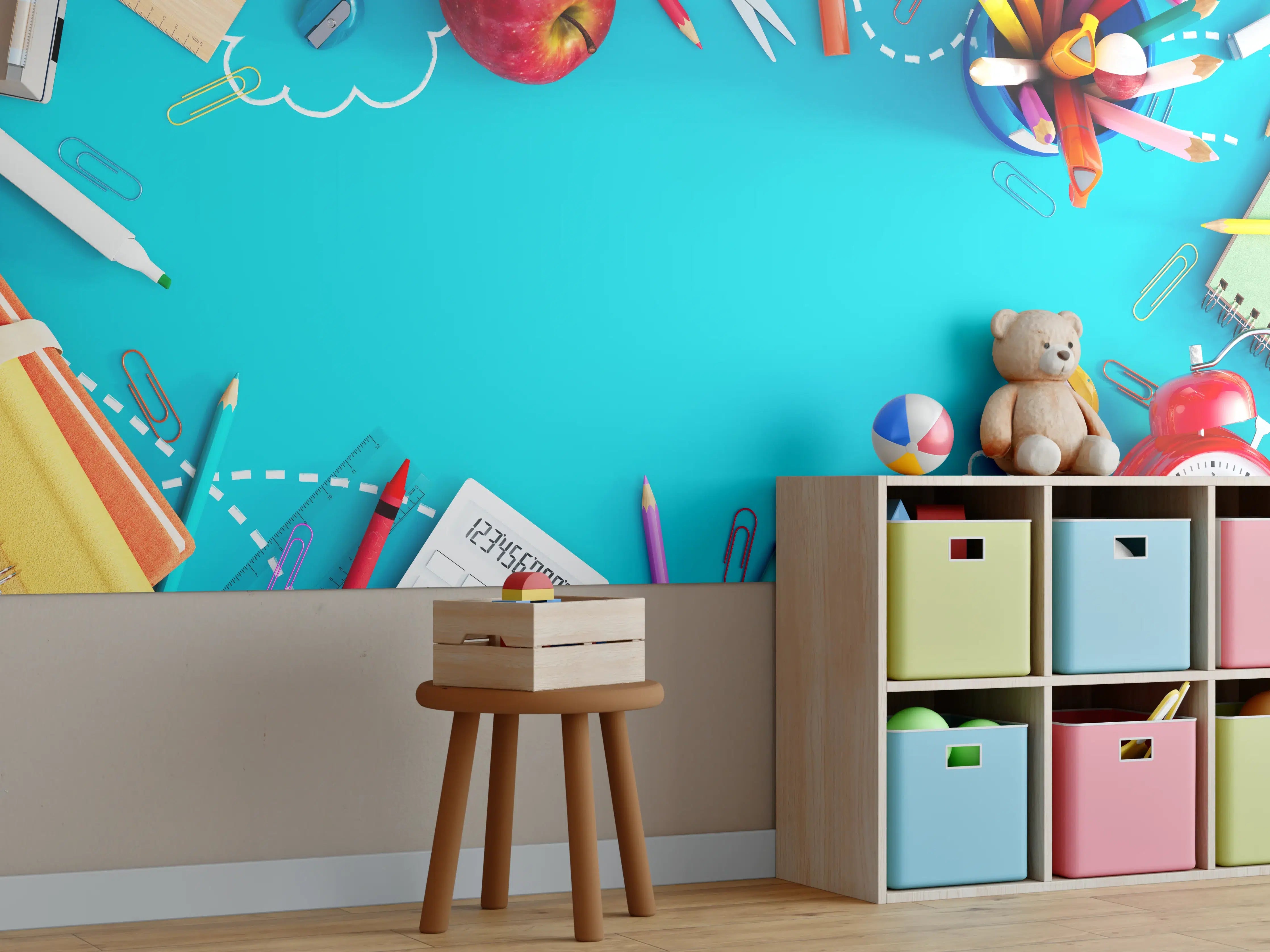 Kinderzimmer Wandgestaltung - Buntes Schulmaterial auf Türkis