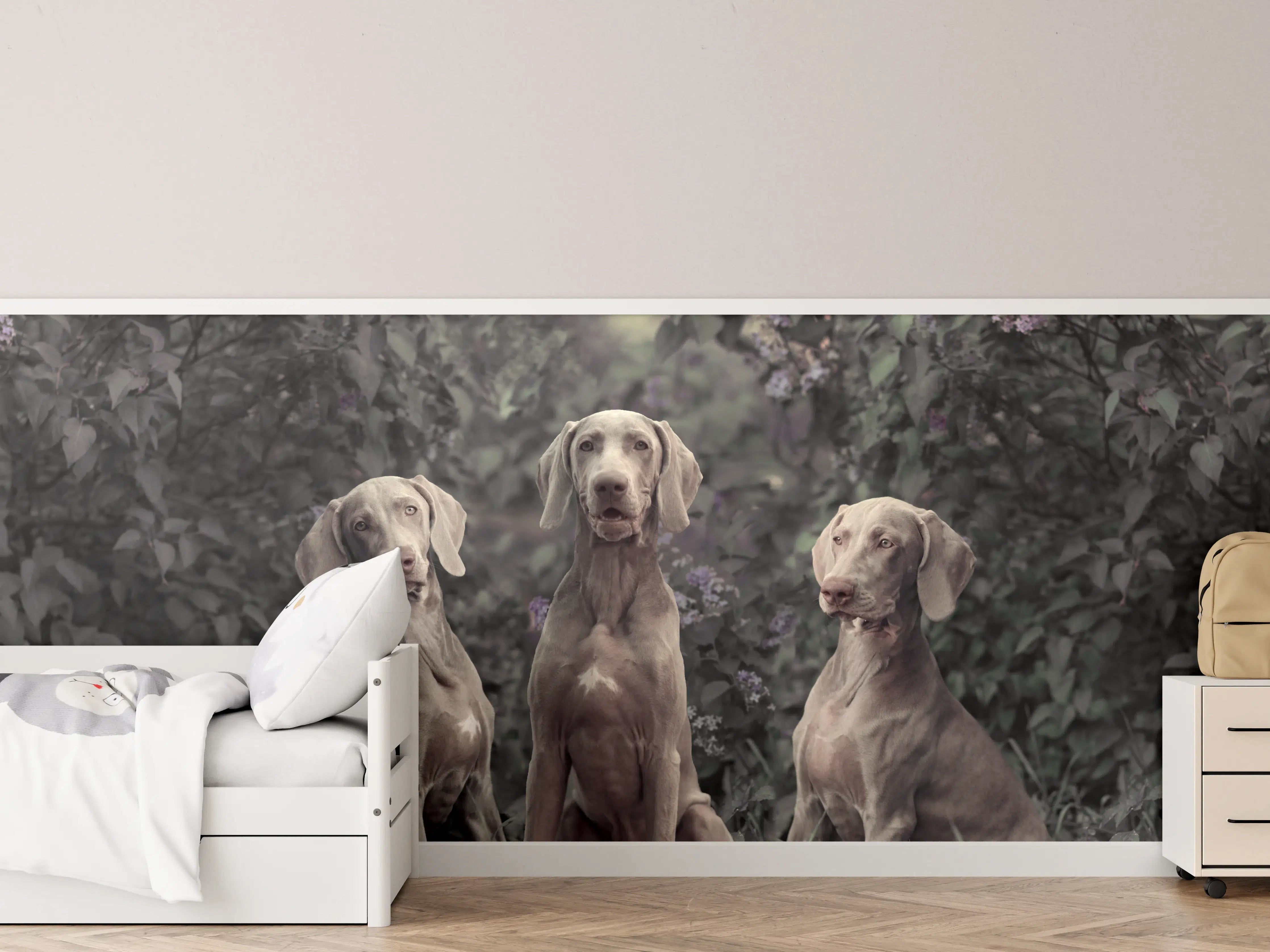 Kinderzimmer Wandgestaltung - Drei Weimaranerhunde sitzend im Fliedergebüsch