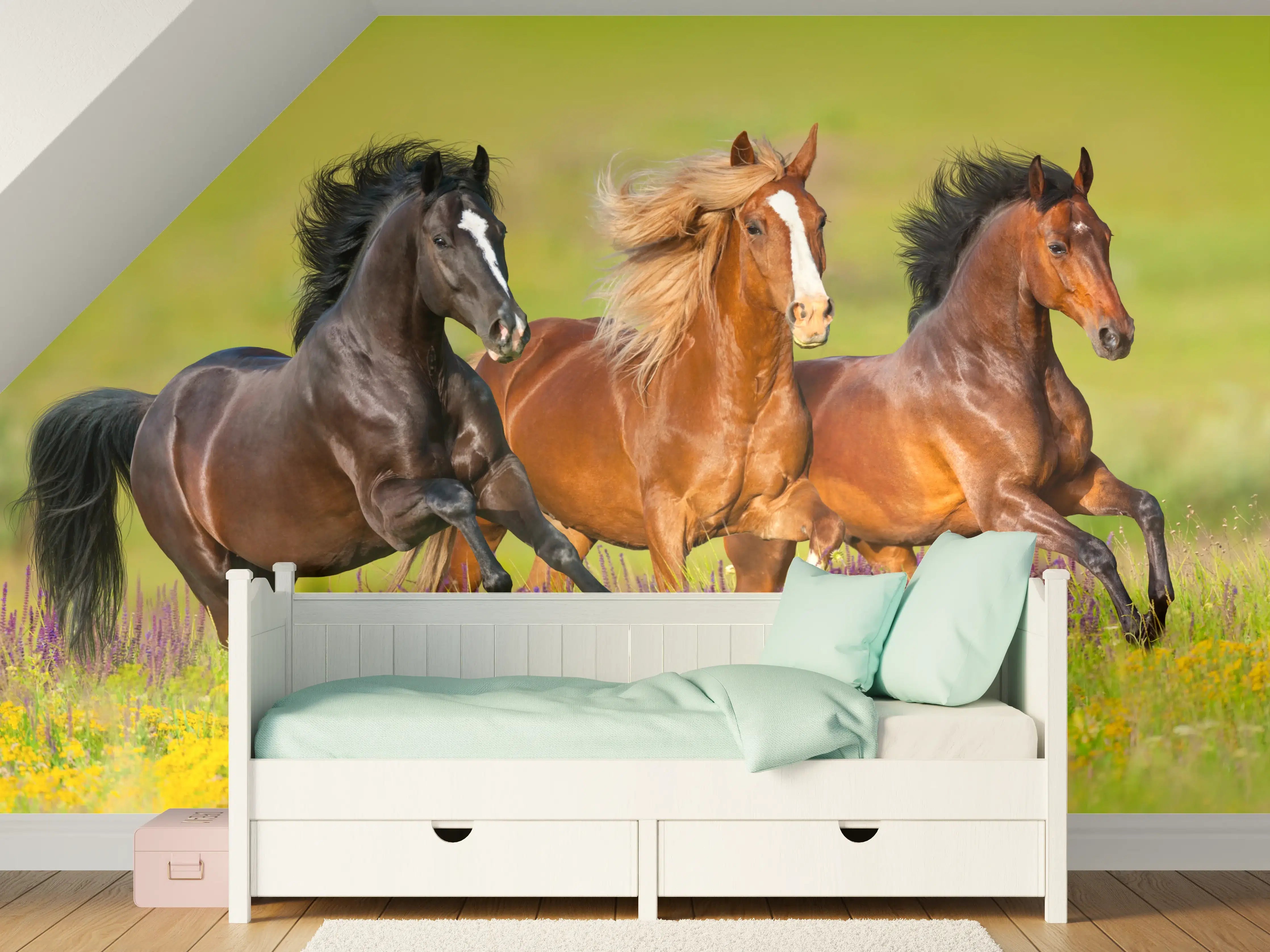 Kinderzimmer Wandgestaltung - Drei galoppierende Pferde in einer bunten Wiesenlandschaft