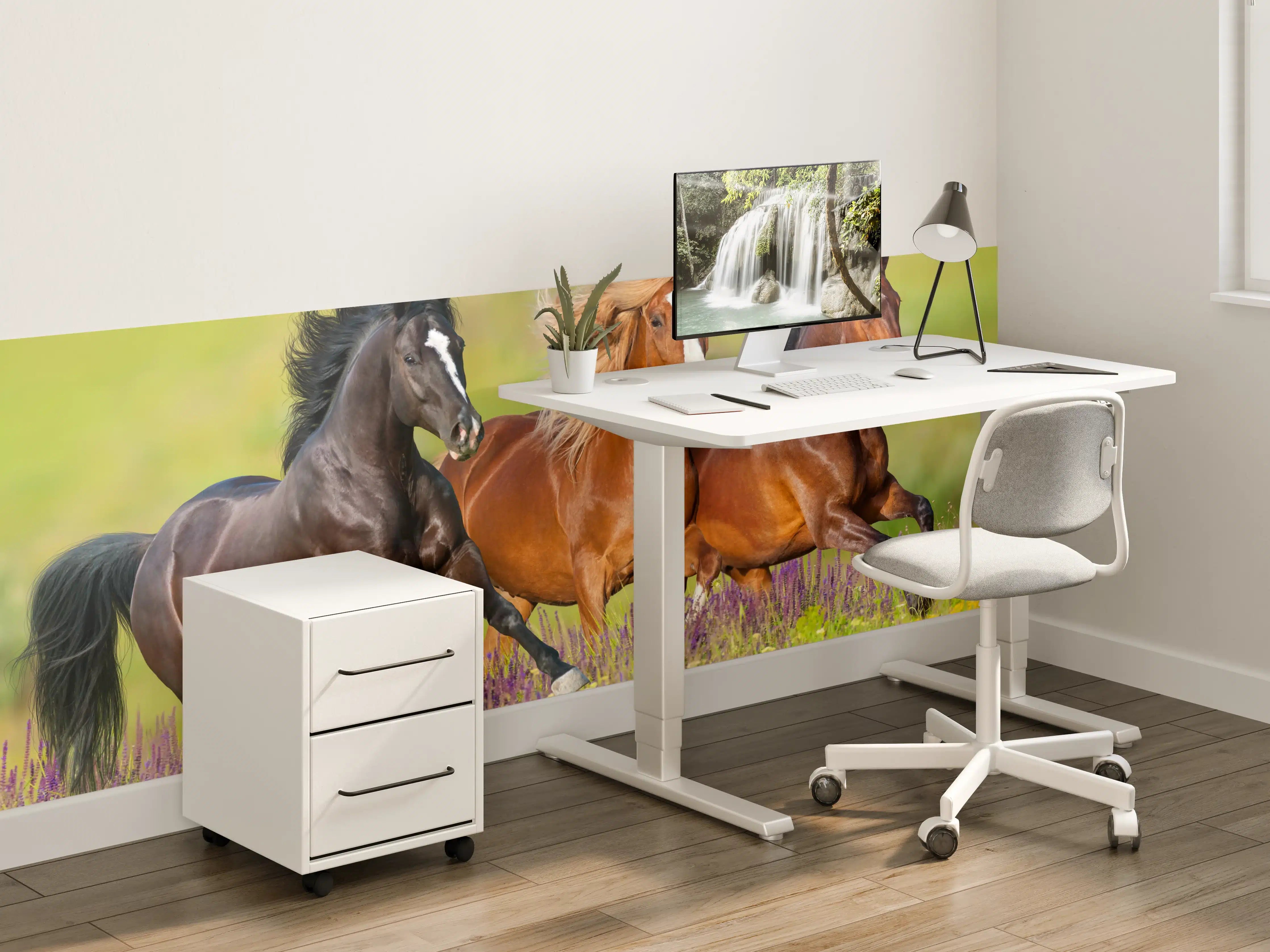 Kinderzimmer Wandgestaltung - Drei galoppierende Pferde in einer bunten Wiesenlandschaft