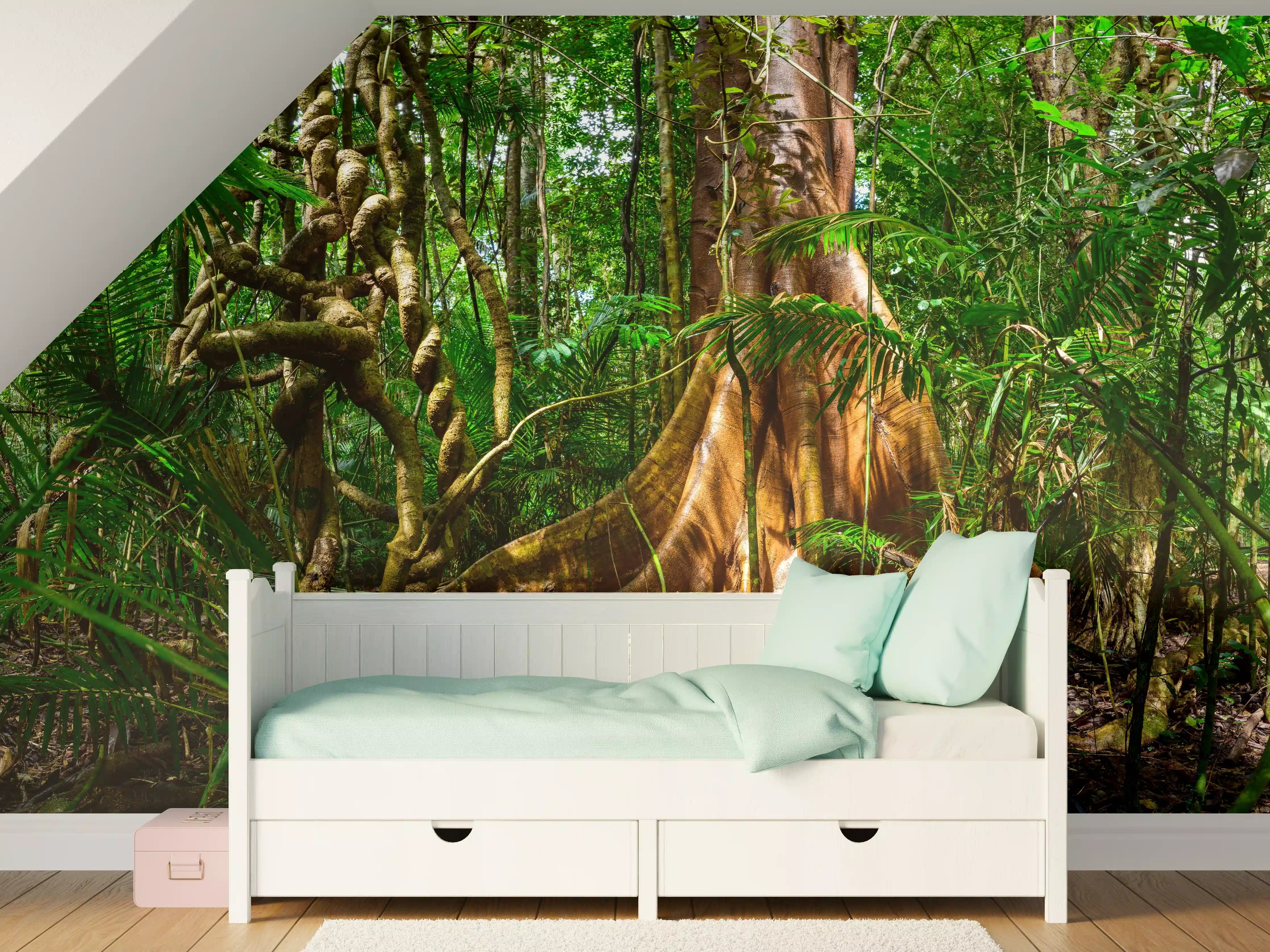 Kinderzimmer Wandgestaltung - Dschungel im Regenwald mit riesigem Baumstumpf
