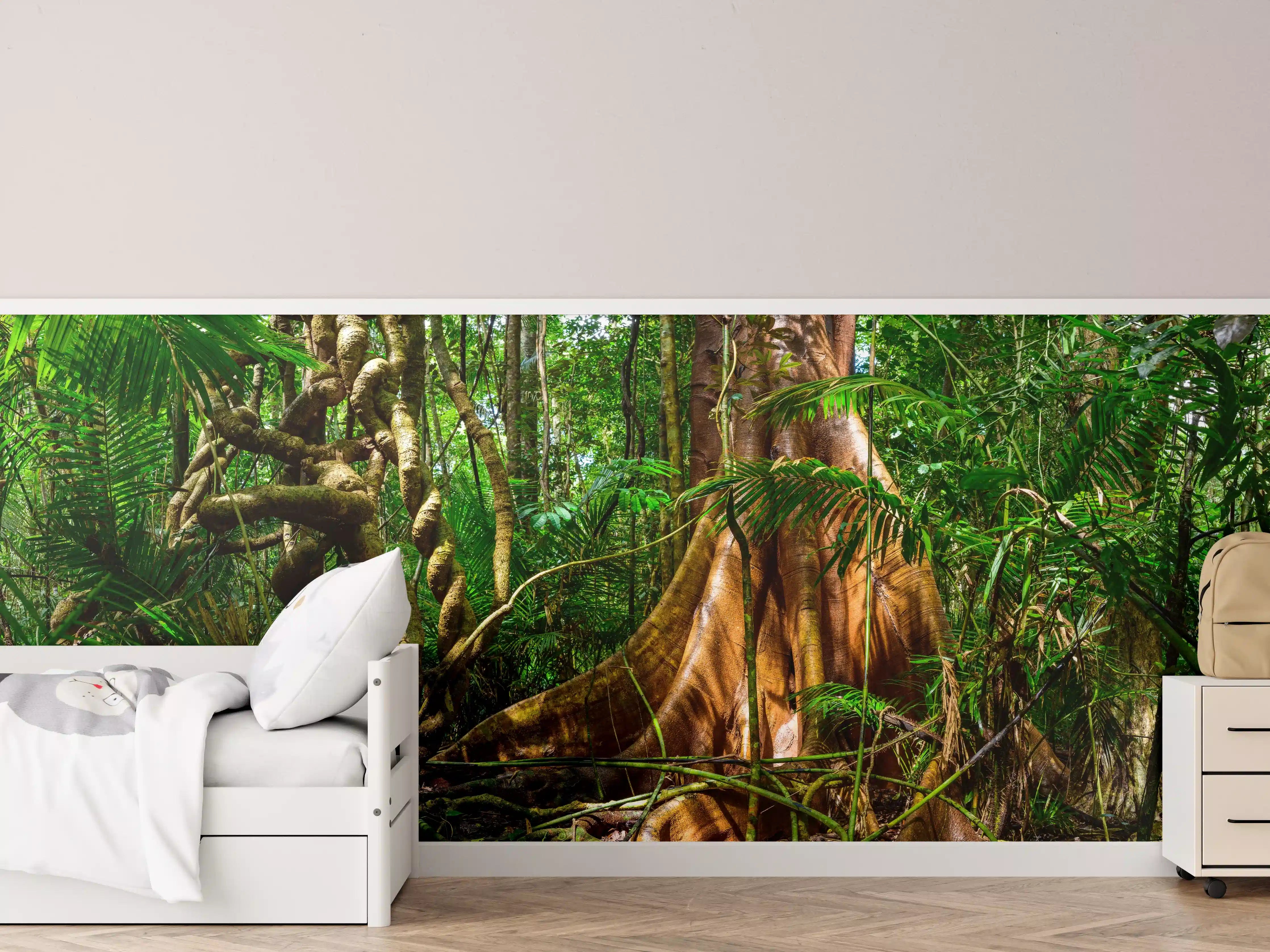 Kinderzimmer Wandgestaltung - Dschungel im Regenwald mit riesigem Baumstumpf
