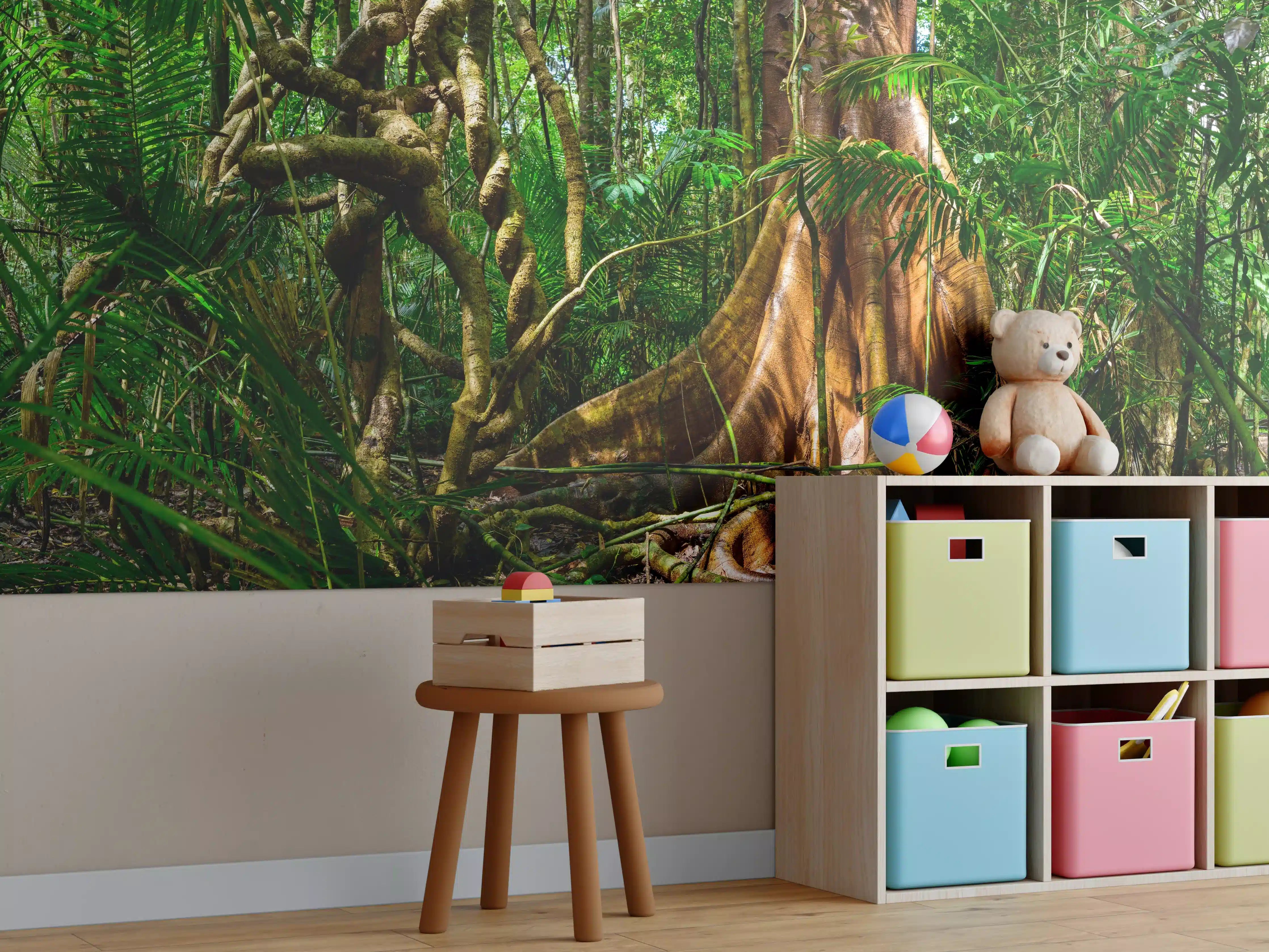 Kinderzimmer Wandgestaltung - Dschungel im Regenwald mit riesigem Baumstumpf