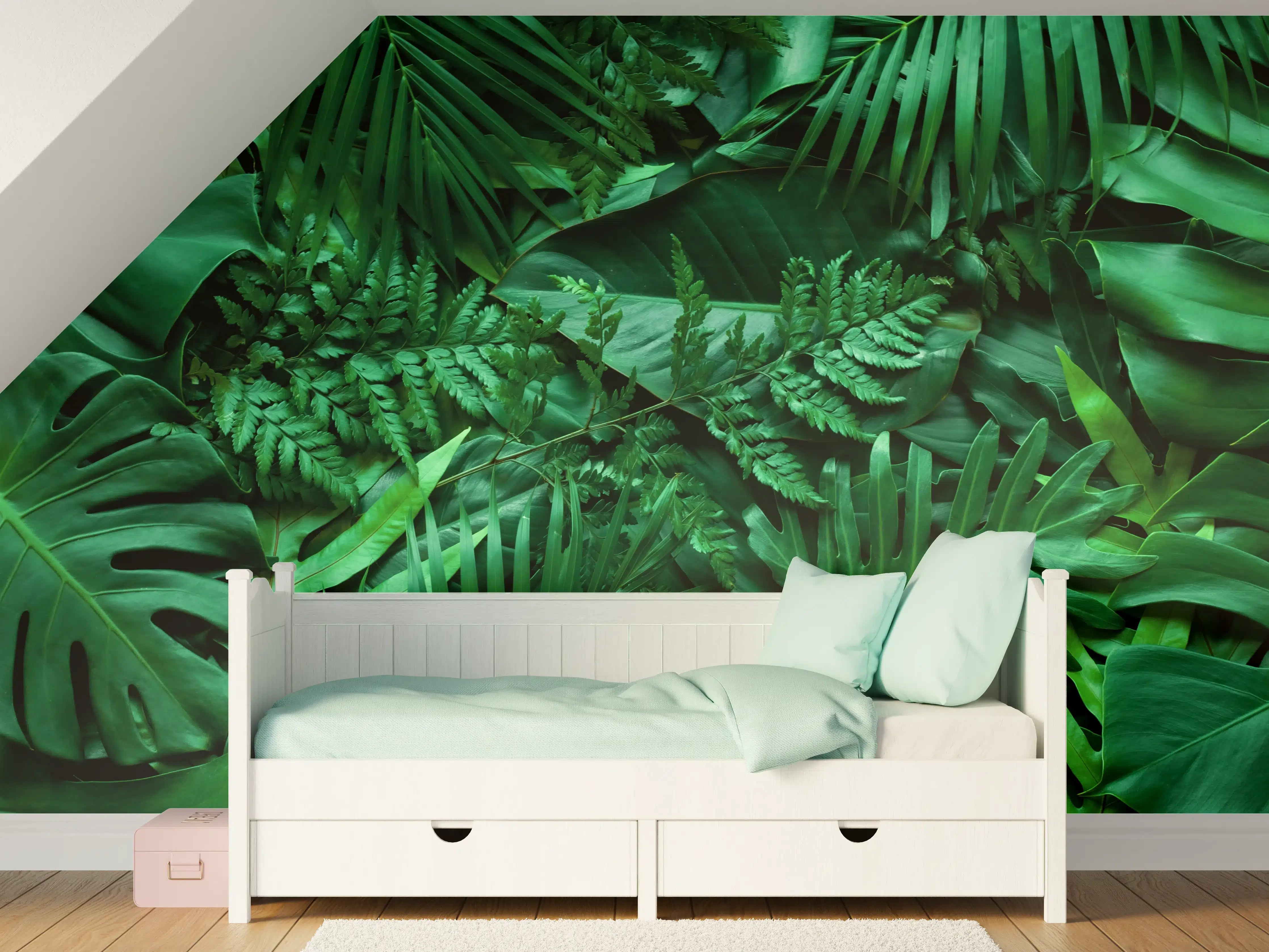 Kinderzimmer Wandgestaltung - Dschungelgrün mit tropischer Blättervielfalt