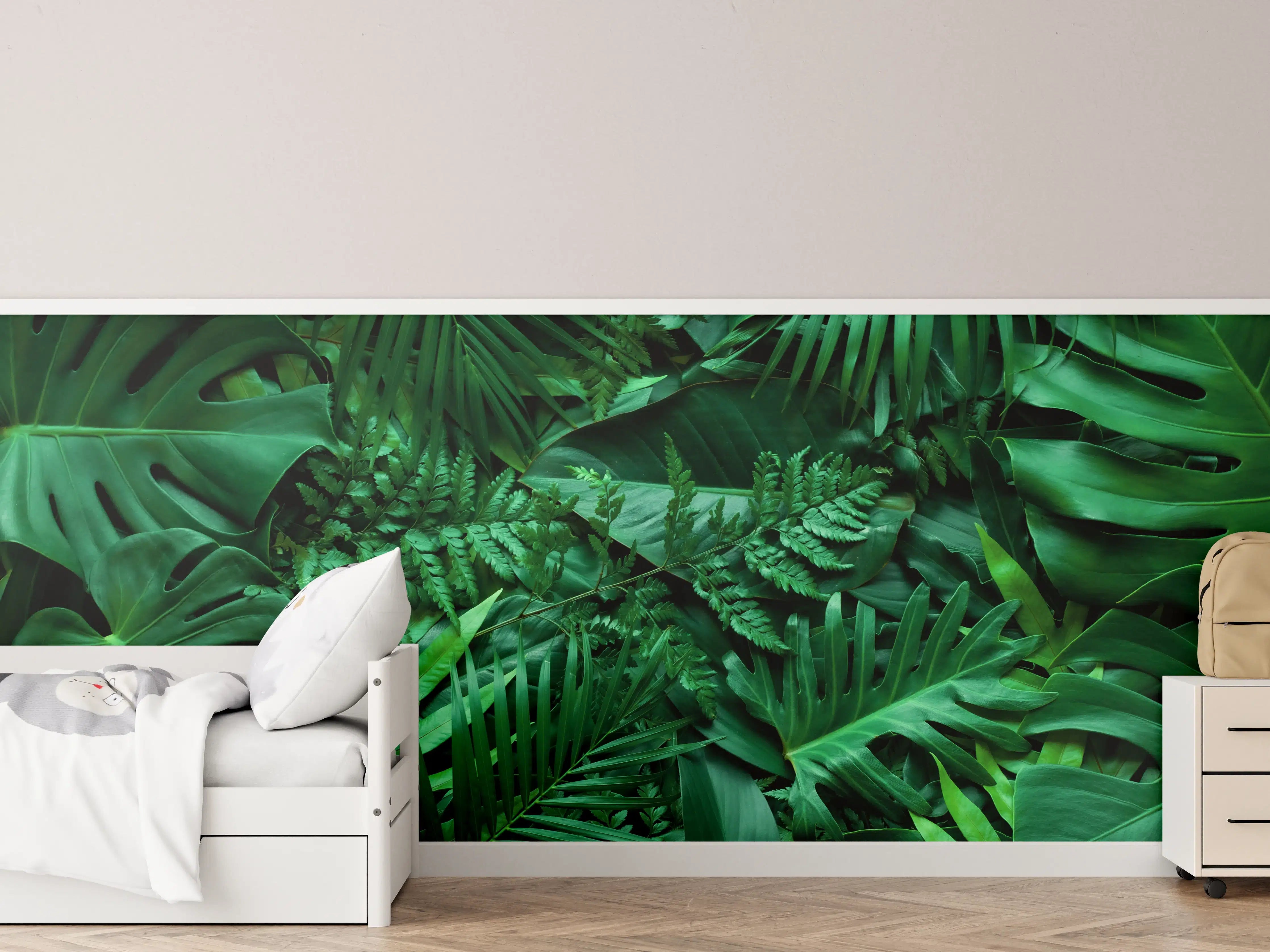Kinderzimmer Wandgestaltung - Dschungelgrün mit tropischer Blättervielfalt