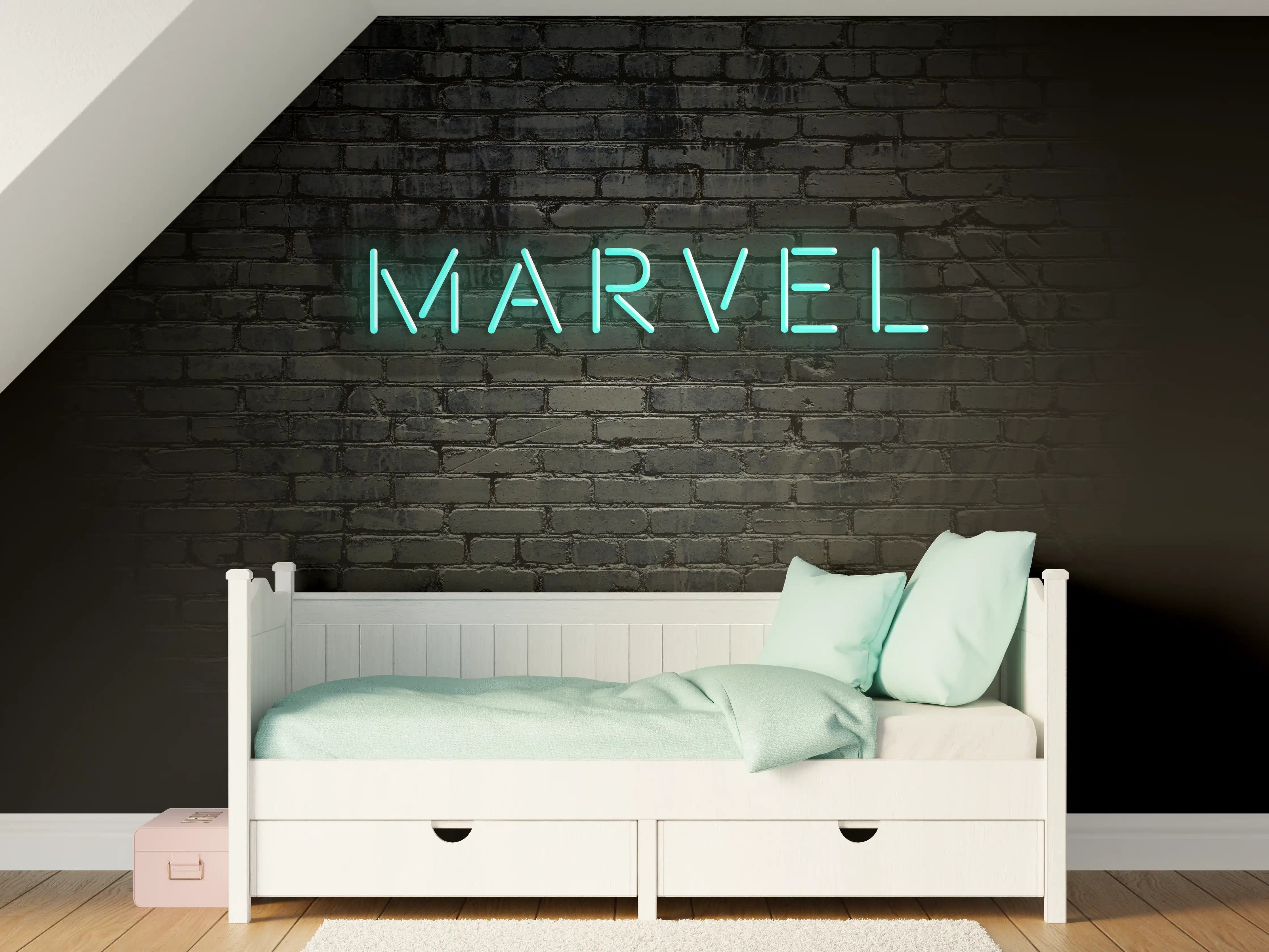 Kinderzimmer Wandgestaltung - Dunkle Backsteinmauer mit "Marvel" Aufschrift