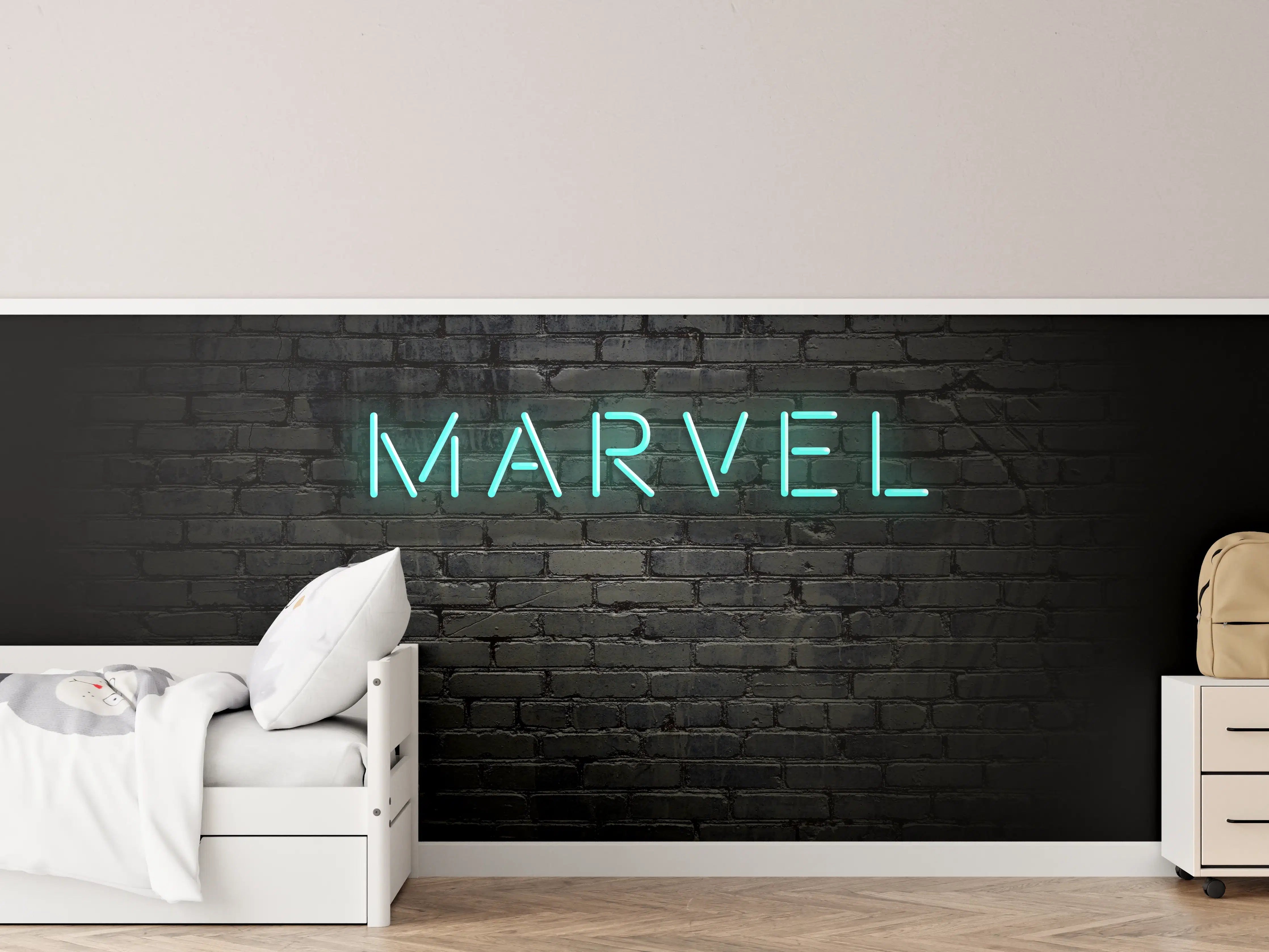 Kinderzimmer Wandgestaltung - Dunkle Backsteinmauer mit "Marvel" Aufschrift