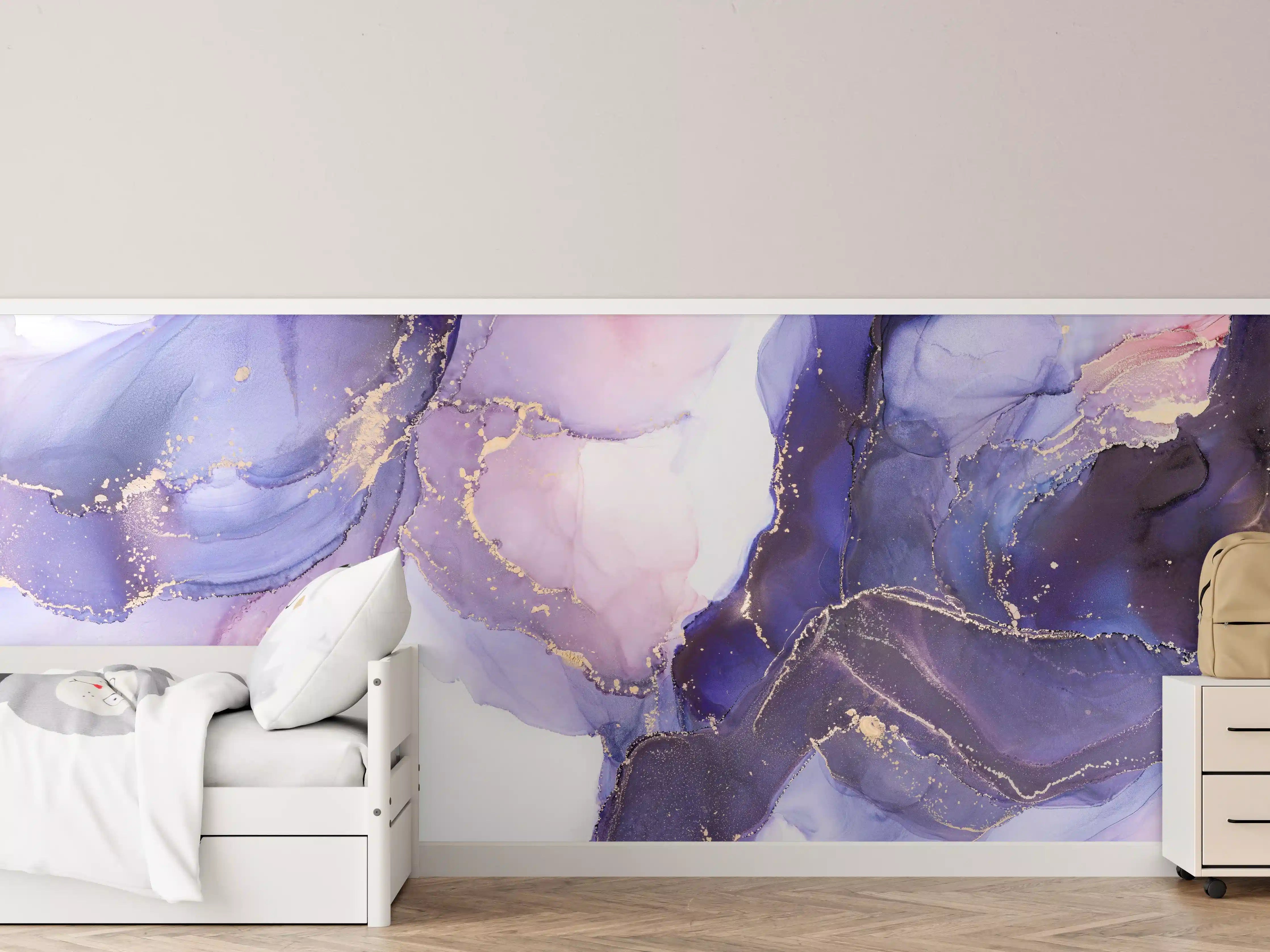 Kinderzimmer Wandgestaltung - Elegante Aquarellkunst in Blau- und Lilatönen mit Goldakzenten