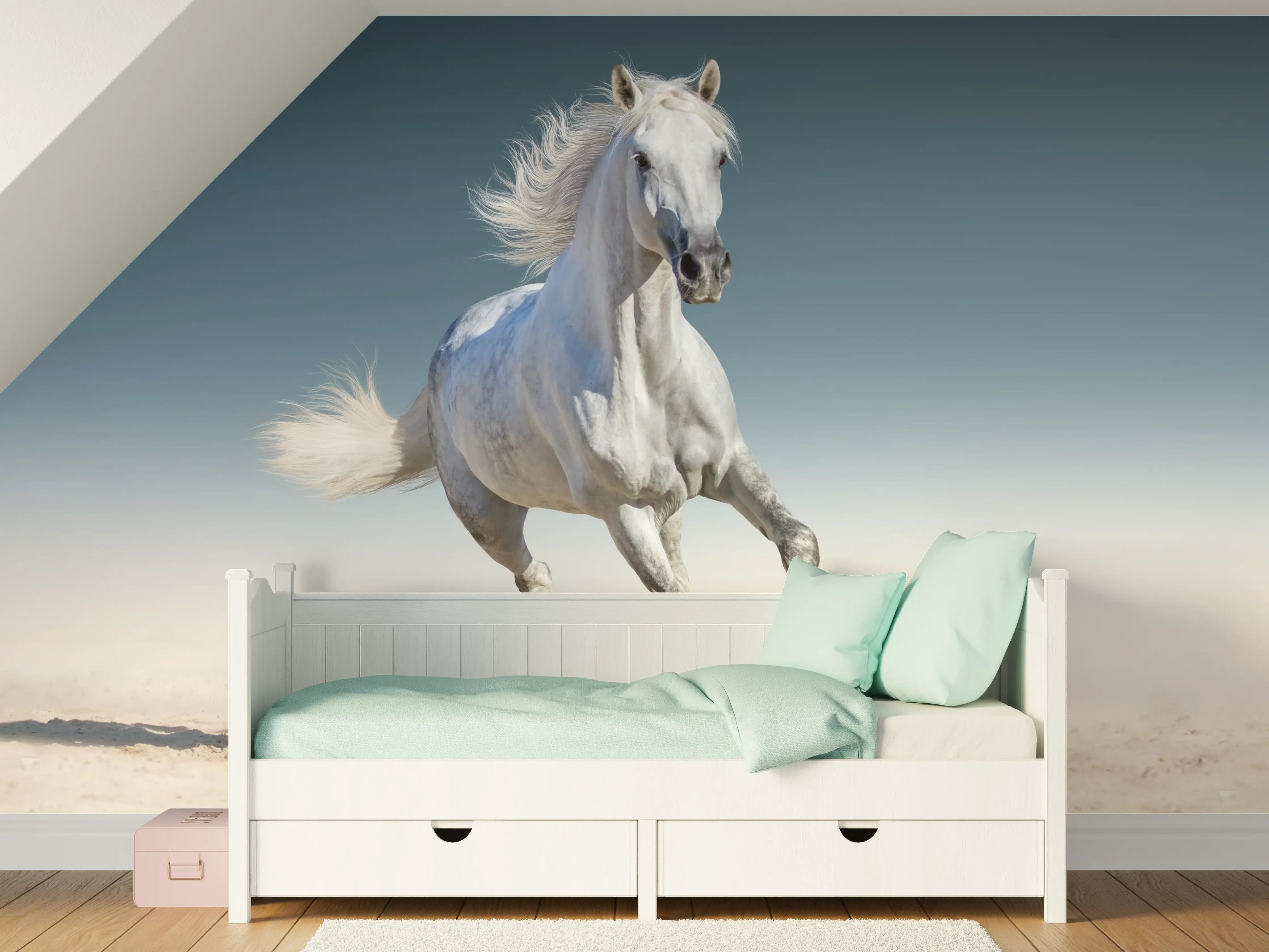 Kinderzimmer Wandgestaltung - Eleganter galoppierender weißer Pferd in Wüstenlandschaft