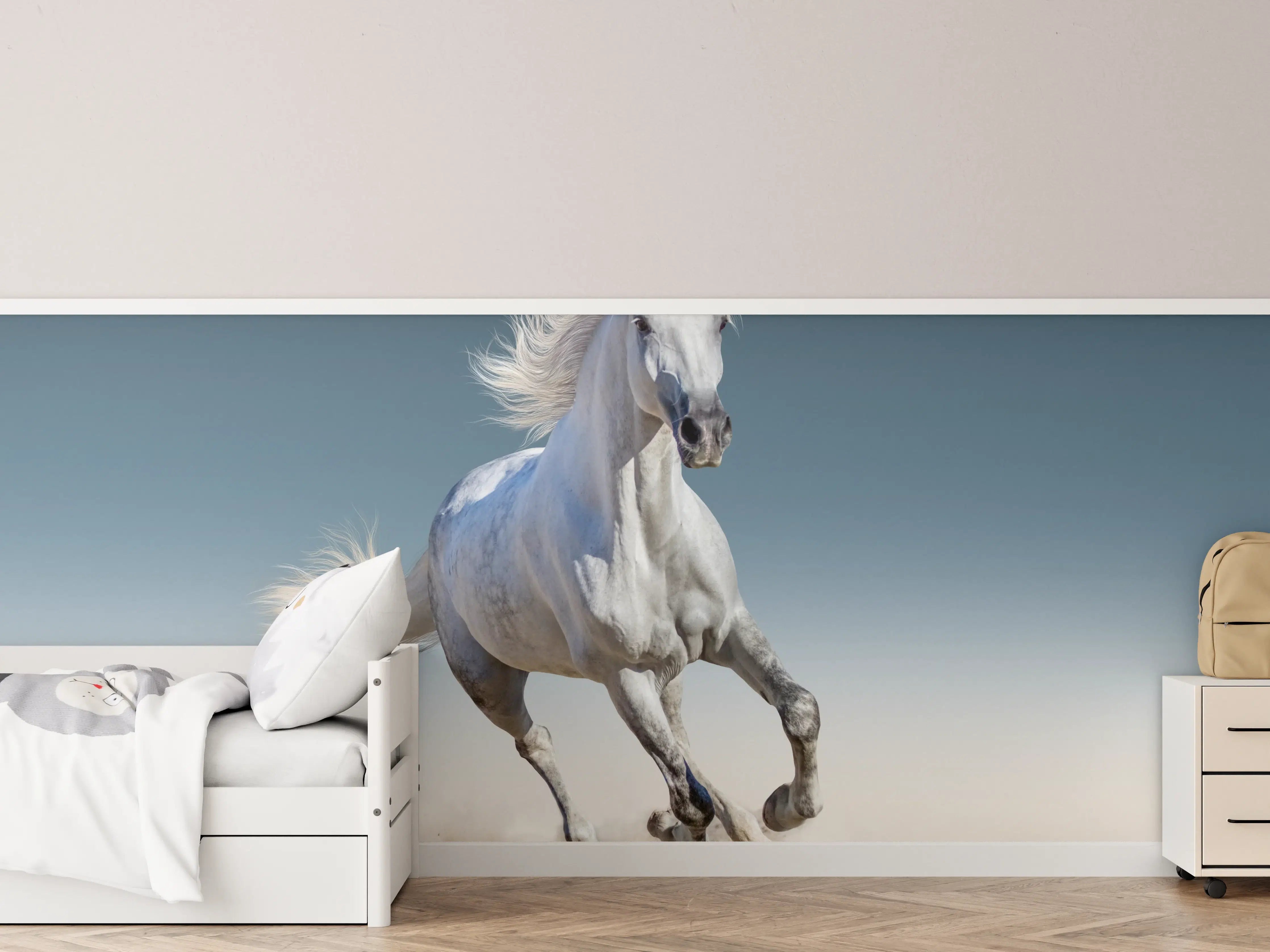 Kinderzimmer Wandgestaltung - Eleganter galoppierender weißer Pferd in Wüstenlandschaft