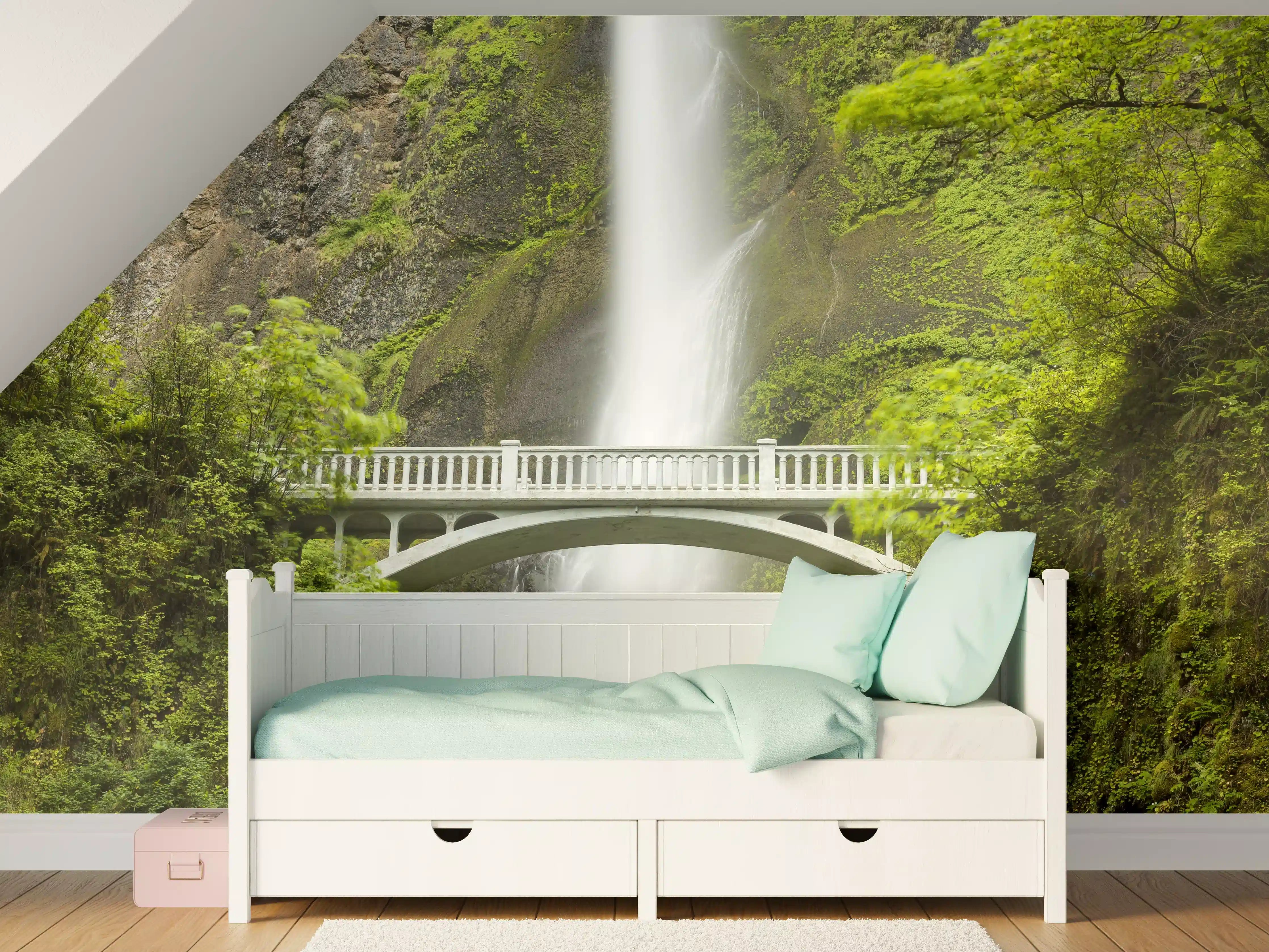 Kinderzimmer Wandgestaltung - Erhabene grüne Wasserfall Landschaft mit sanften Grautönen