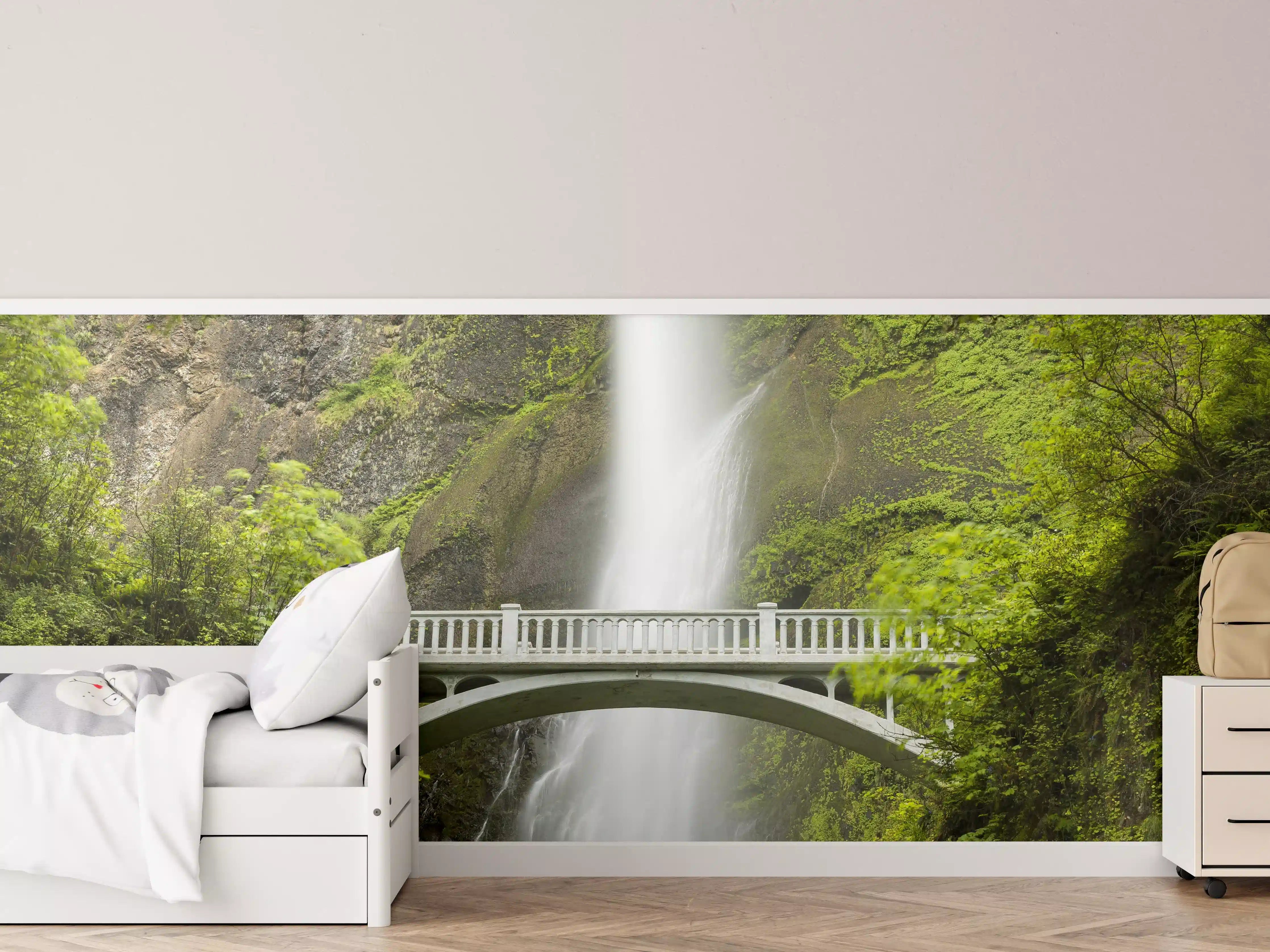 Kinderzimmer Wandgestaltung - Erhabene grüne Wasserfall Landschaft mit sanften Grautönen