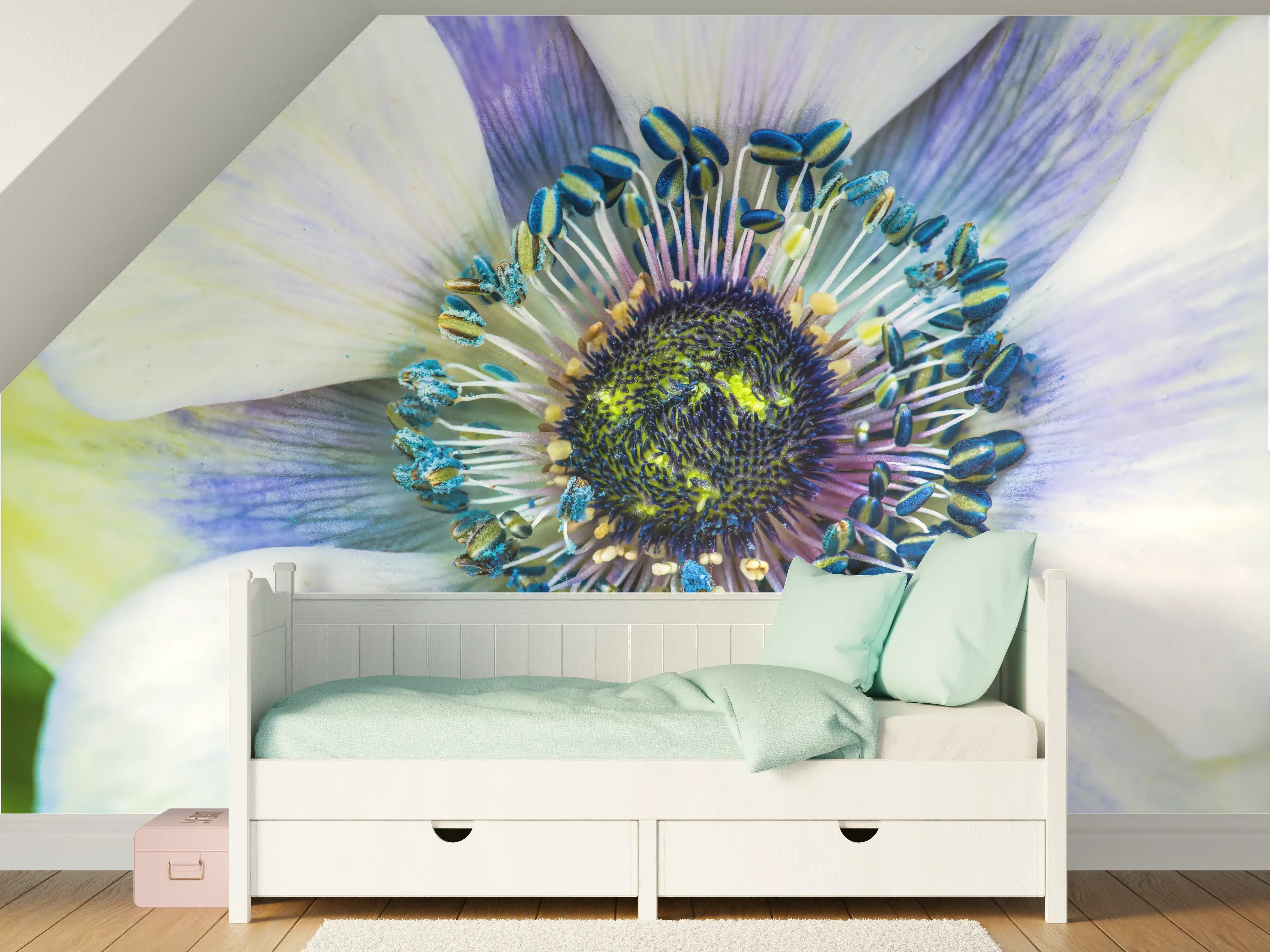 Kinderzimmer Wandgestaltung - Farbenfrohe Blumenmitte in Nahaufnahme