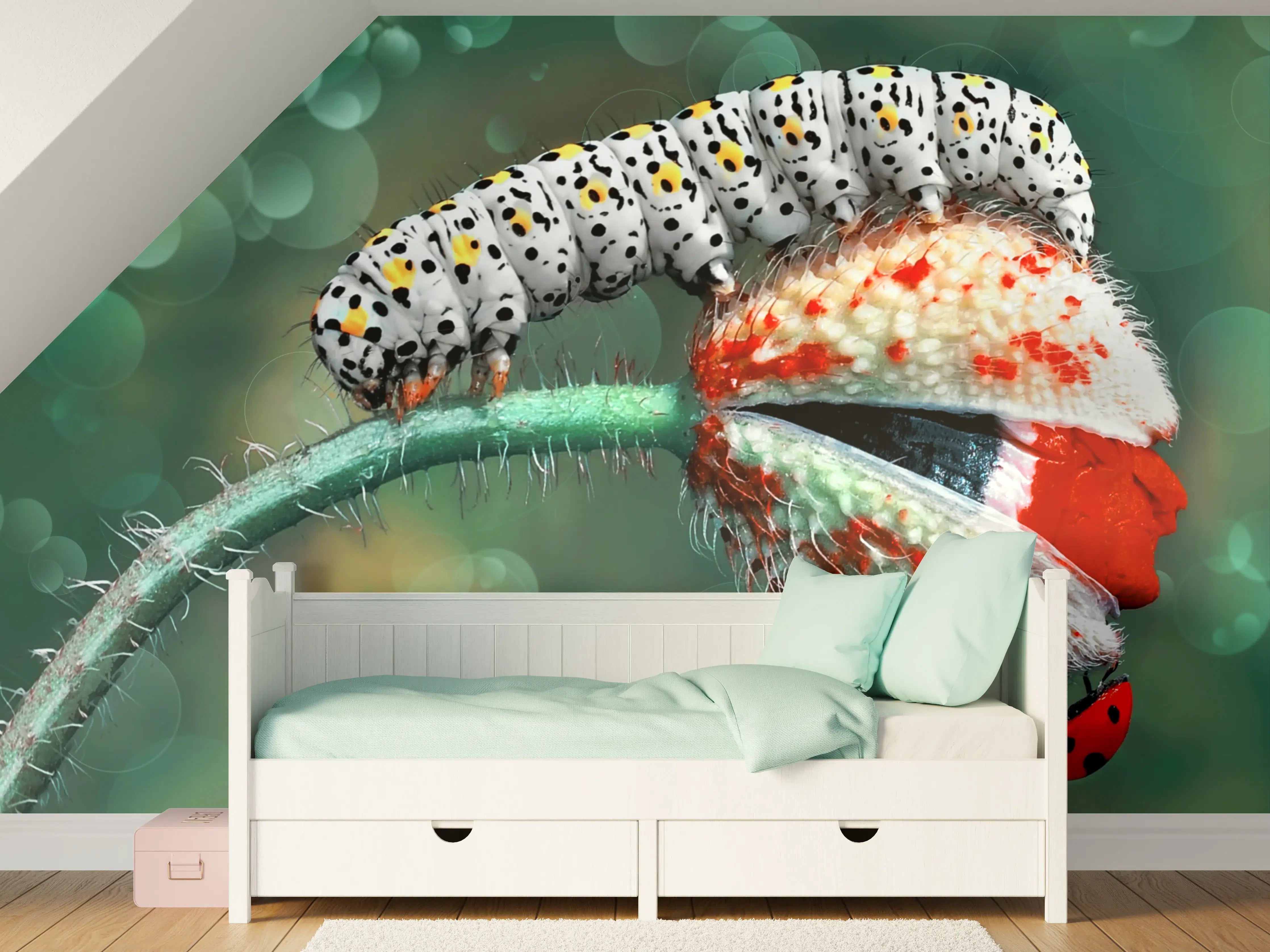 Kinderzimmer Wandgestaltung - Farbenfroher Schmetterling auf Zweig