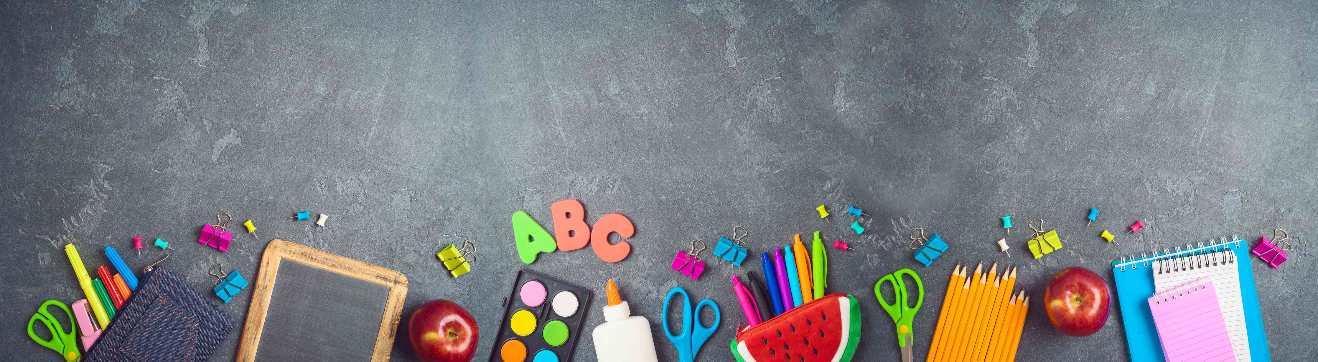 Kinderzimmer Wandgestaltung-Farbenfroher Schulstart auf Tafel