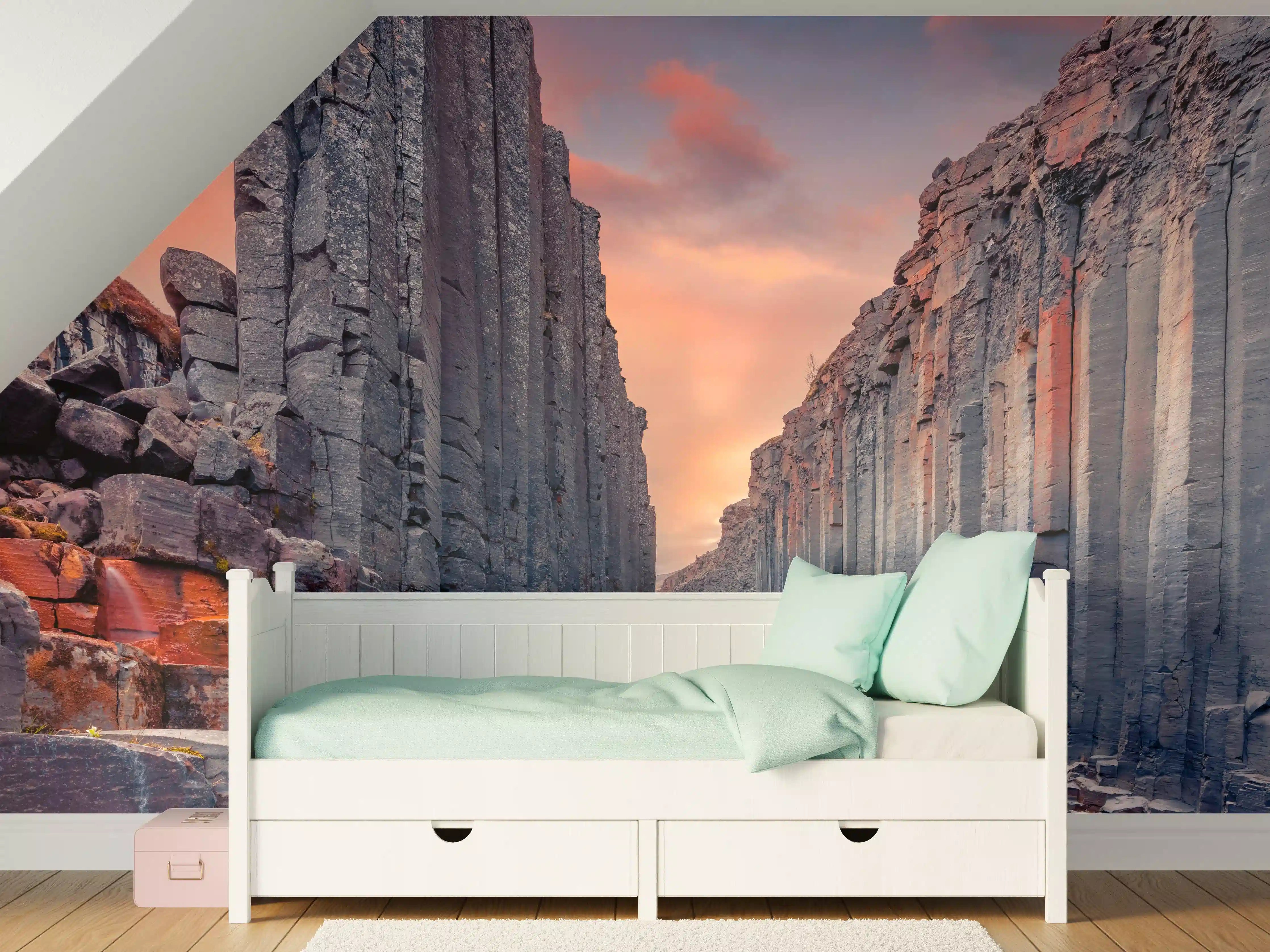 Kinderzimmer Wandgestaltung - Faszinierende Felsformationen und Wasserlauf