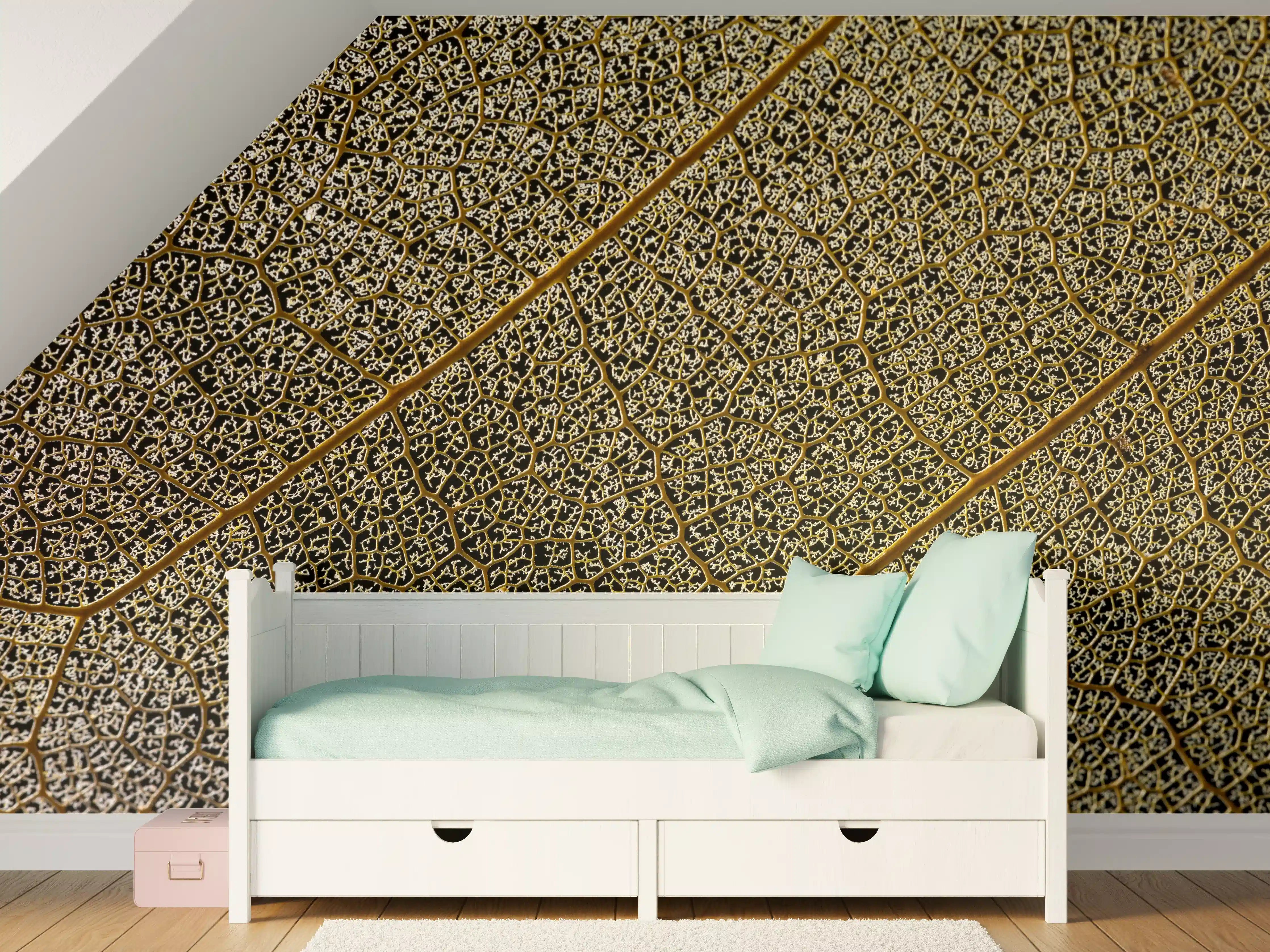 Kinderzimmer Wandgestaltung - Feine Graunuancen auf hellem Blattadern-Hintergrund