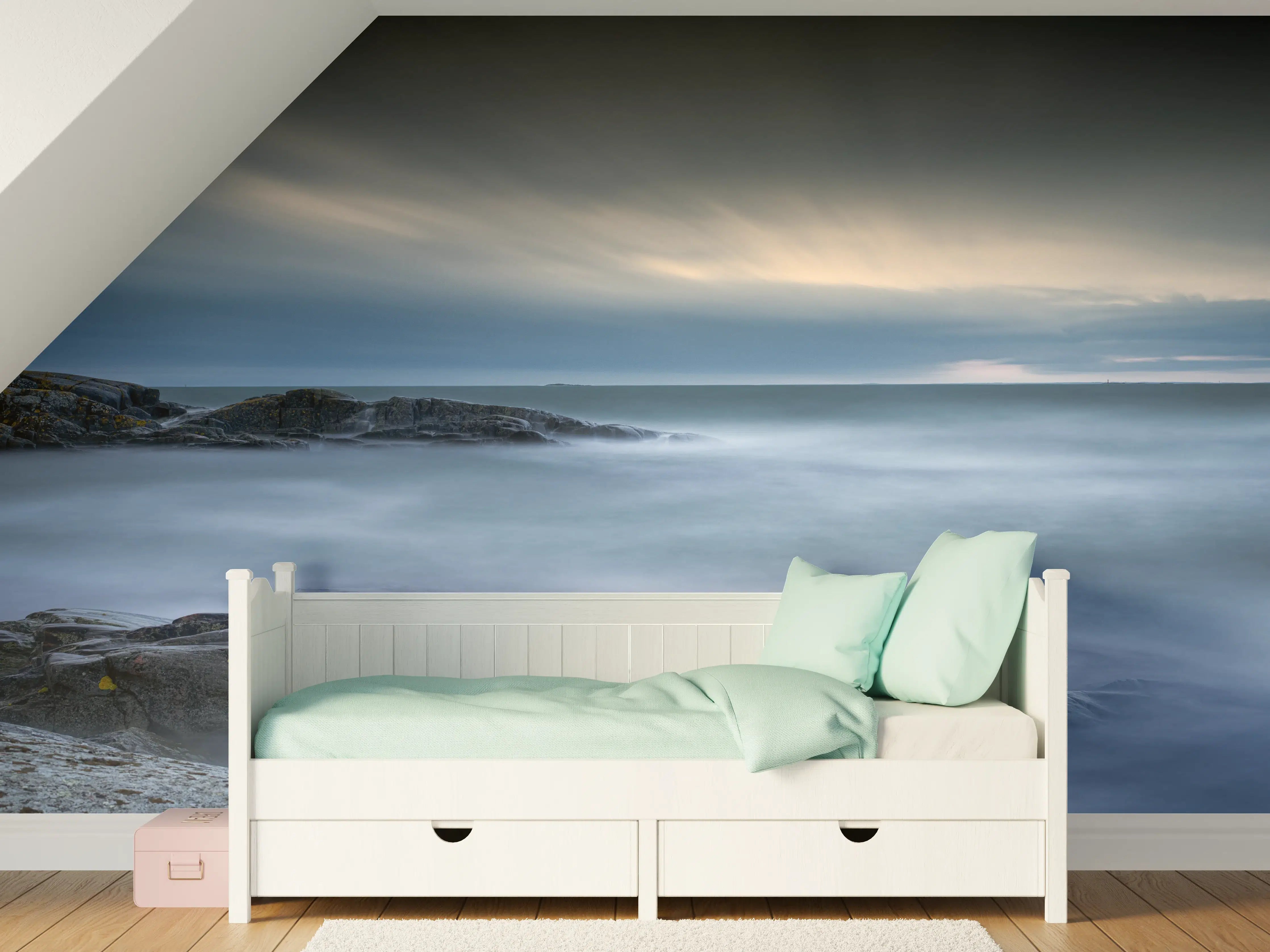 Kinderzimmer Wandgestaltung - Felsiger & Nebliger Strand auf mit schöner Meer Landschaft