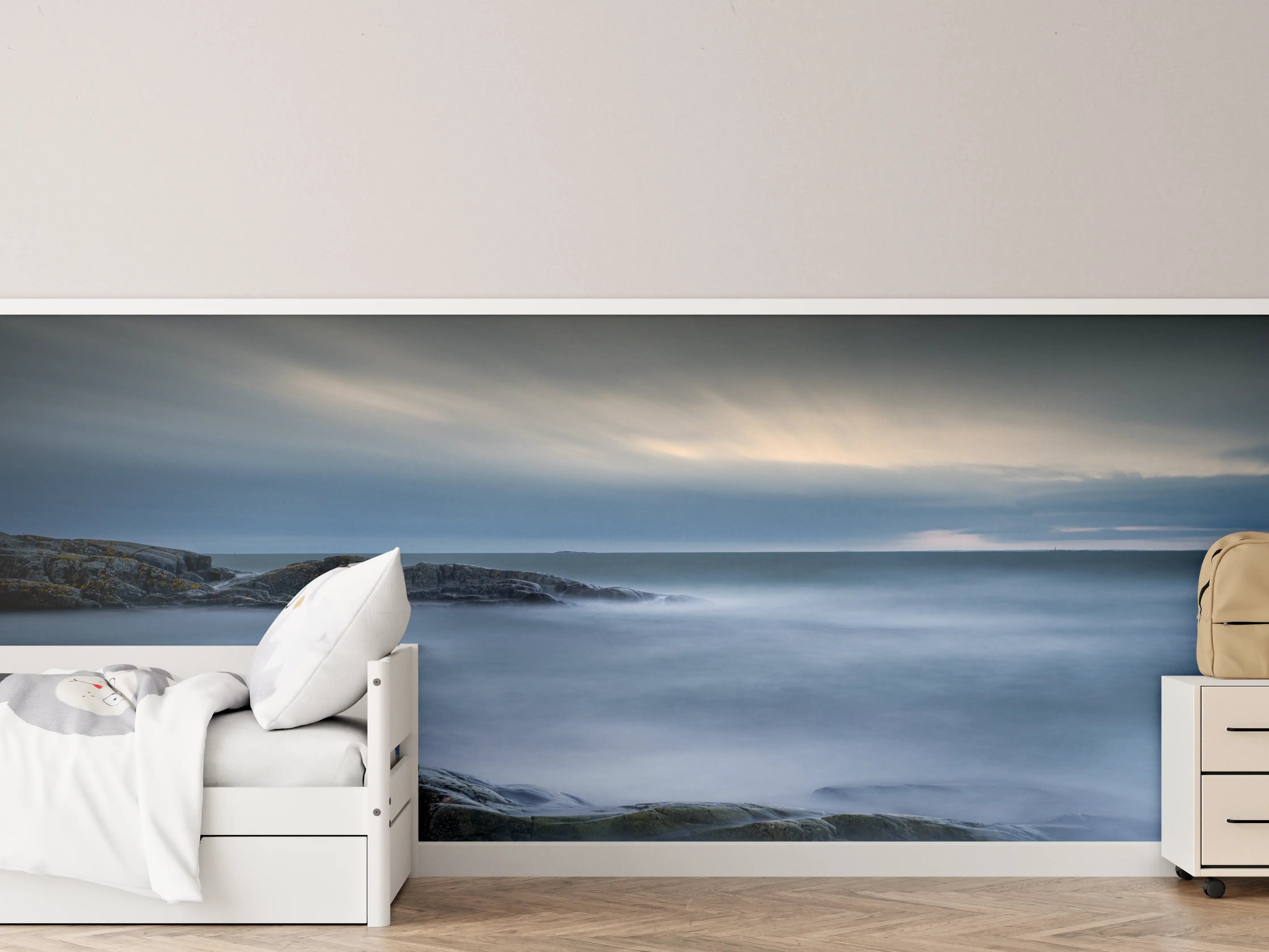 Kinderzimmer Wandgestaltung - Felsiger & Nebliger Strand auf mit schöner Meer Landschaft