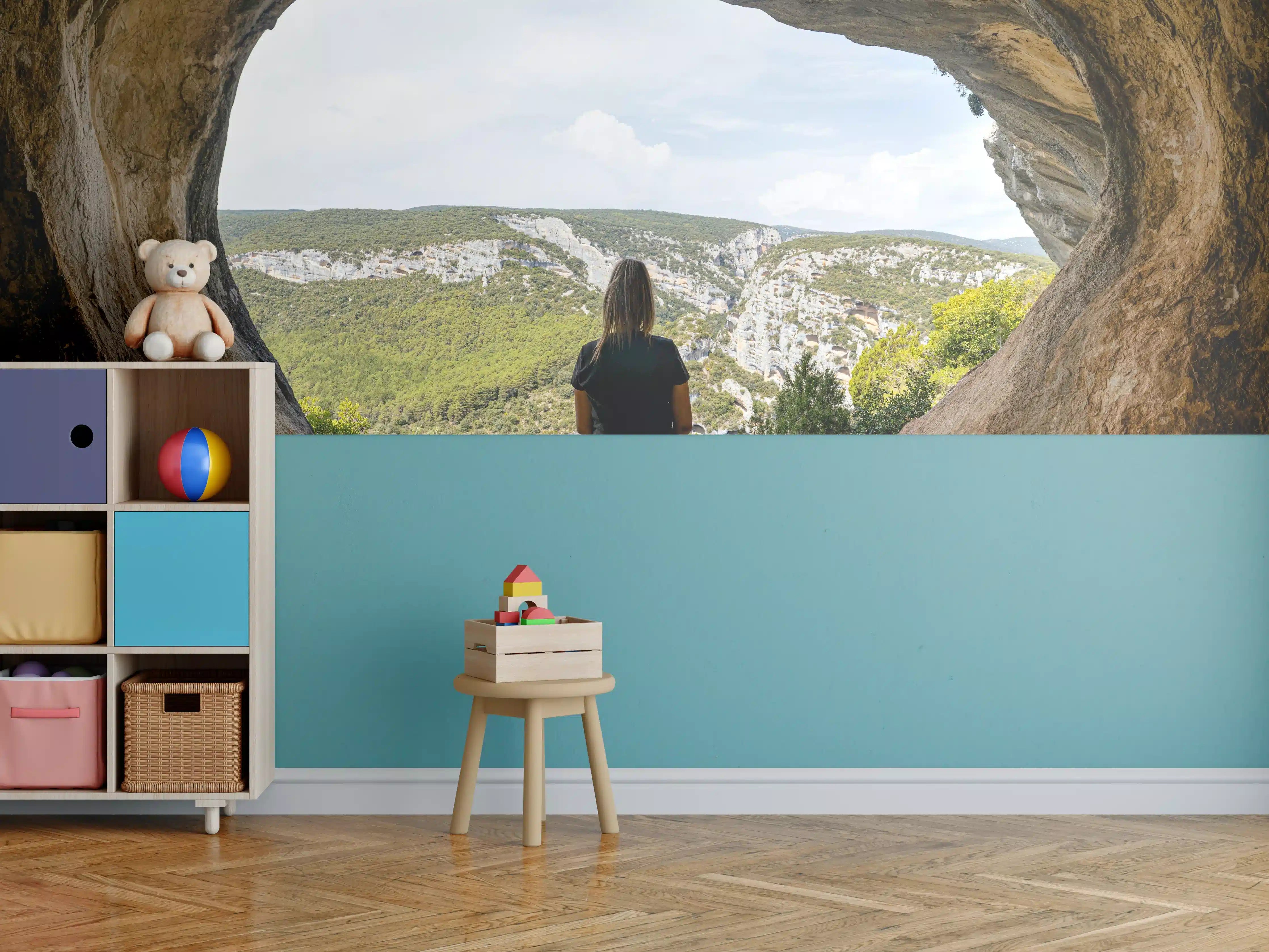 Kinderzimmer Wandgestaltung - Frau sitzend in Berghöhle mit Blick auf Landschaft