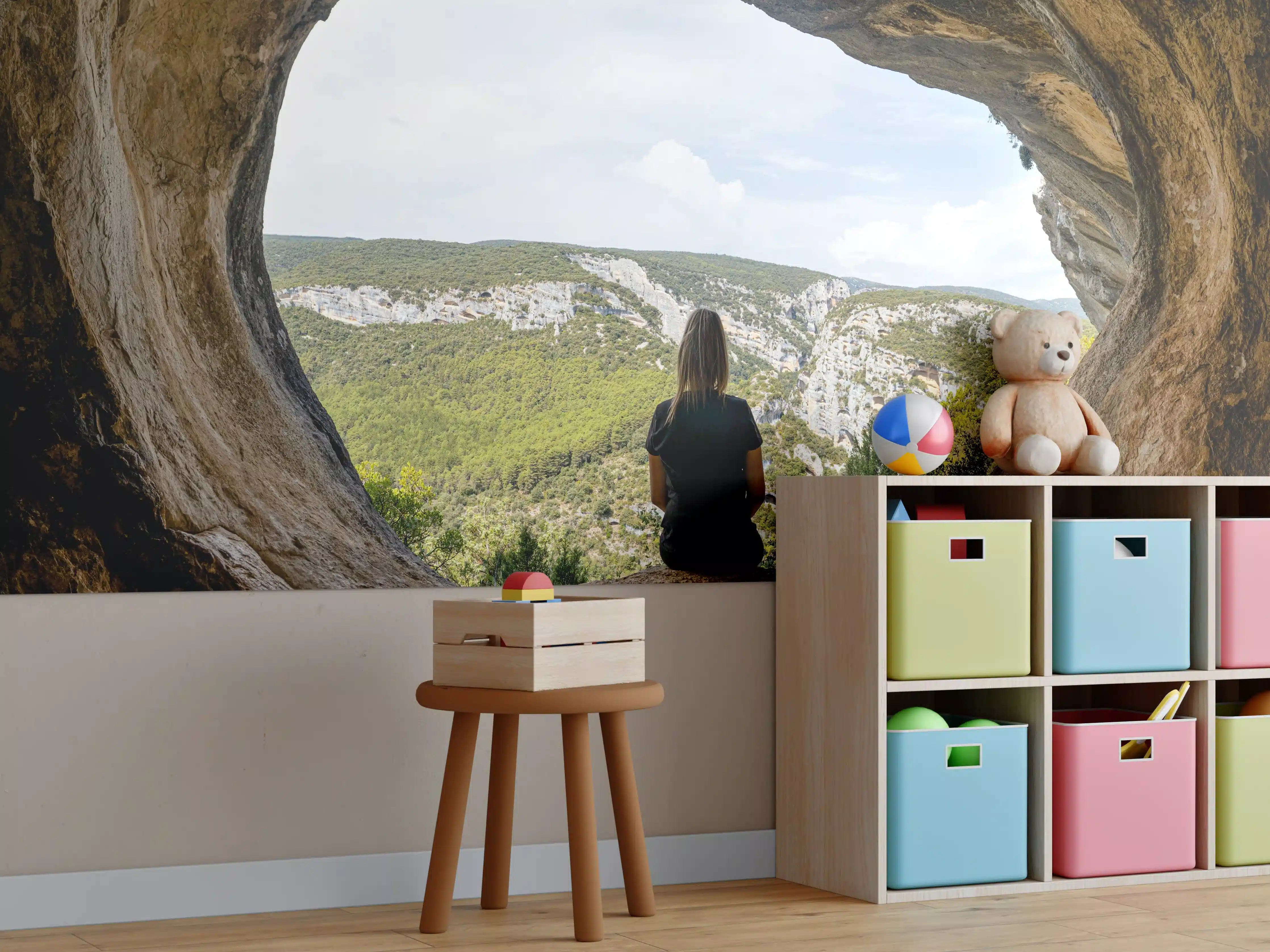 Kinderzimmer Wandgestaltung - Frau sitzend in Berghöhle mit Blick auf Landschaft