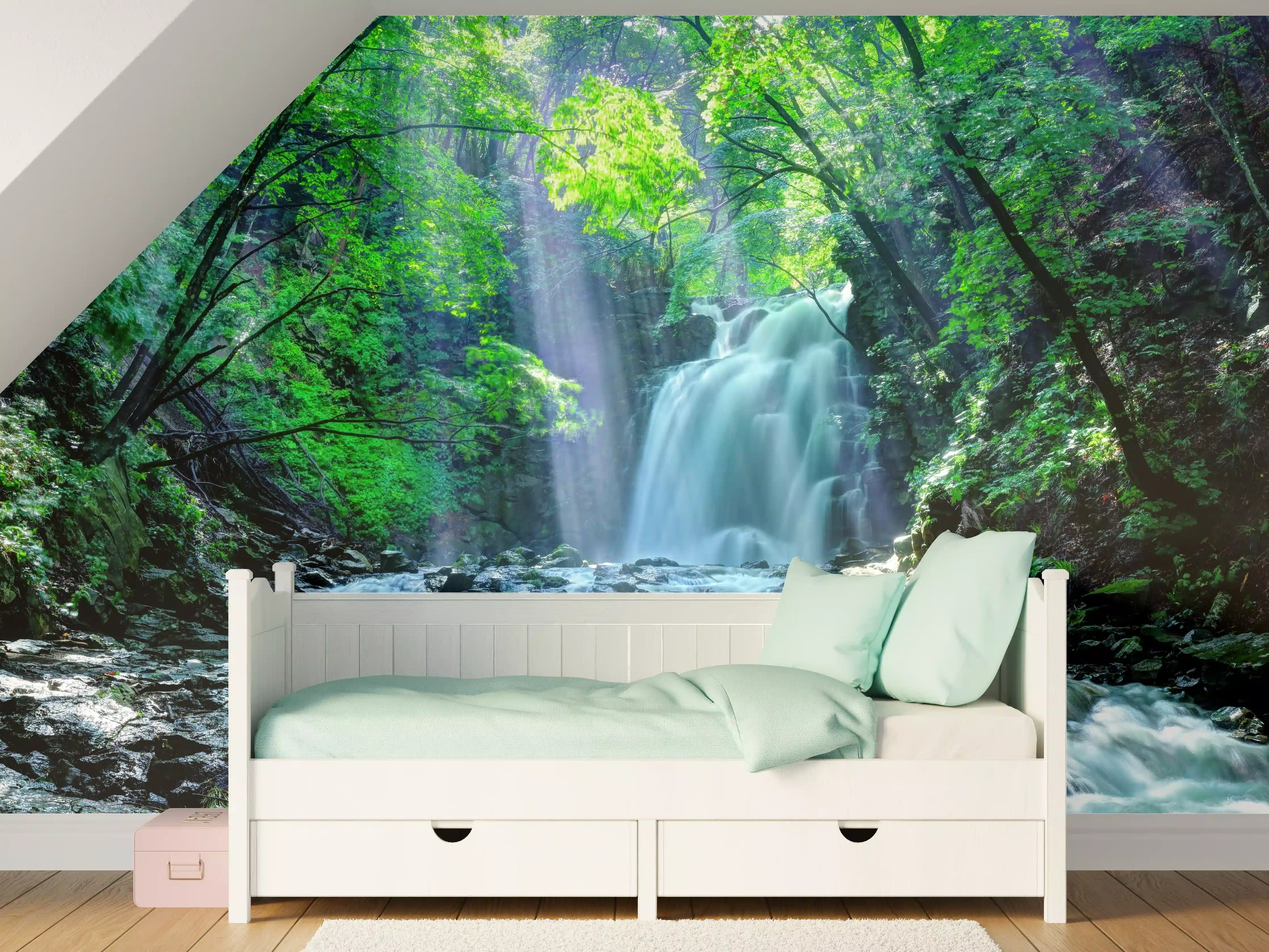 Kinderzimmer Wandgestaltung - Friedlicher Wasserfall im Wald von Asama