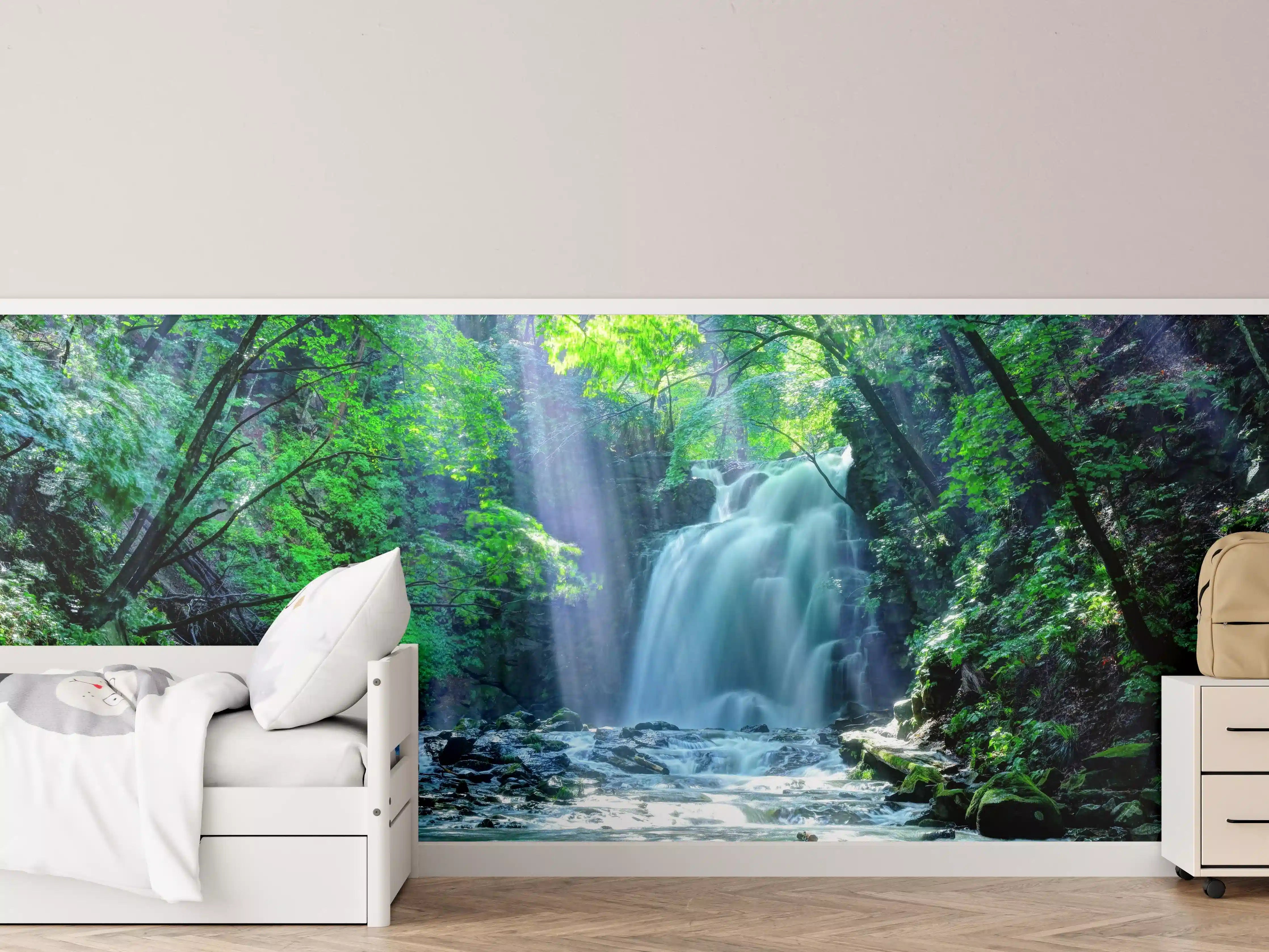 Kinderzimmer Wandgestaltung - Friedlicher Wasserfall im Wald von Asama