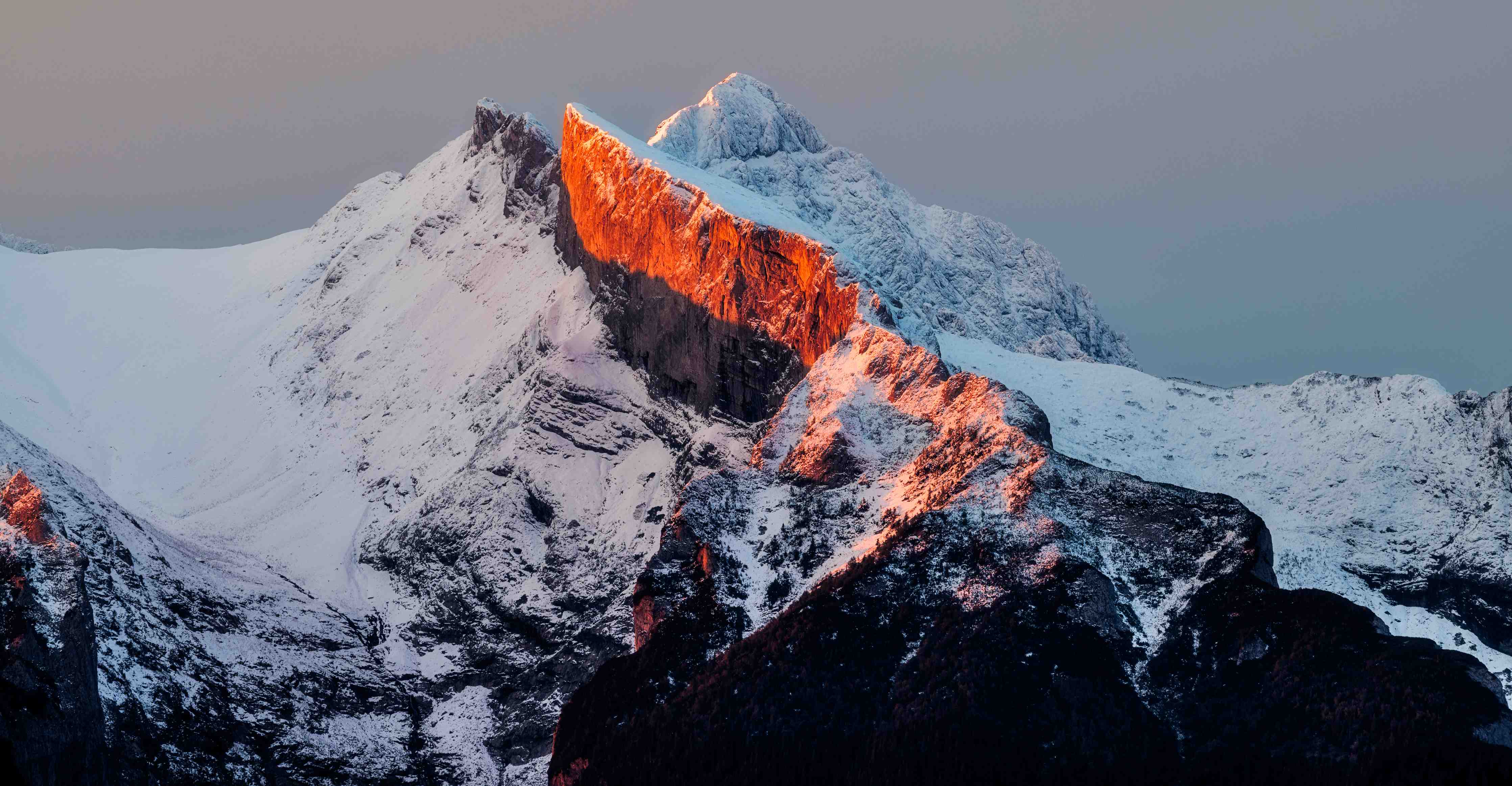 Kinderzimmer Wandgestaltung-Frostiges Bergpanorama bei Sonnenaufgang