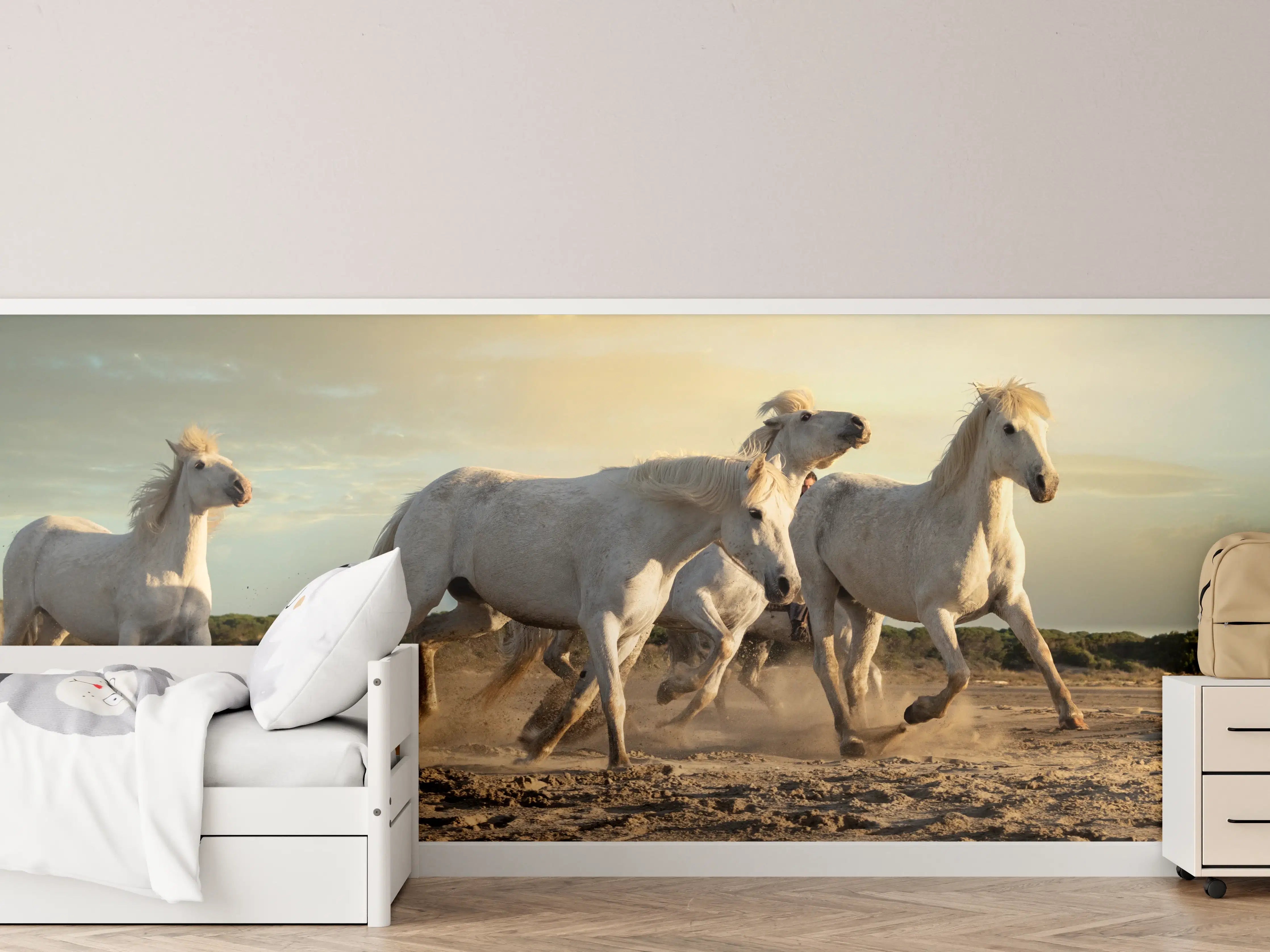 Kinderzimmer Wandgestaltung - Galoppierende weiße Pferde bei Sonnenuntergang
