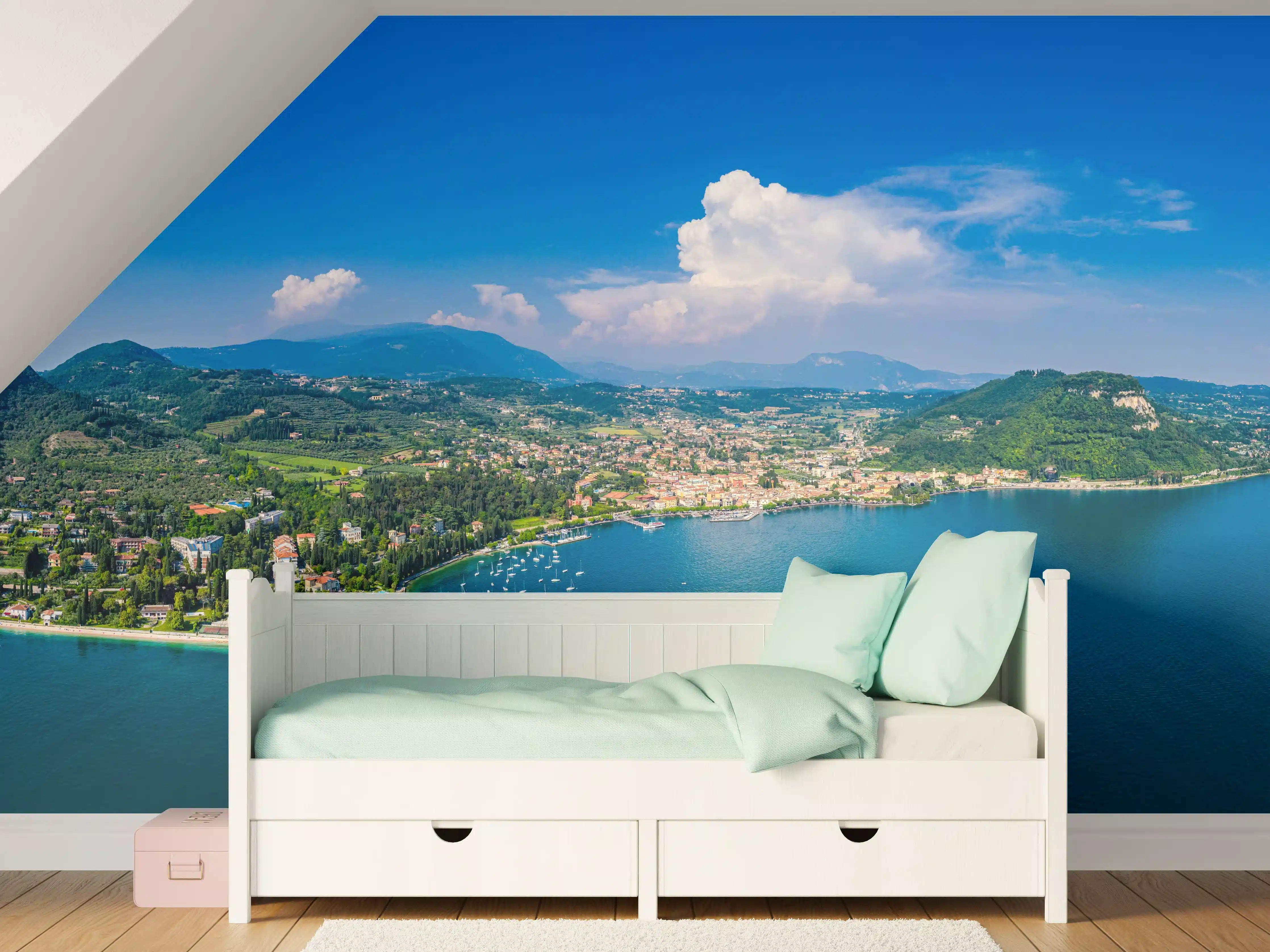 Kinderzimmer Wandgestaltung - Gardasee Panorama Blau-Grün