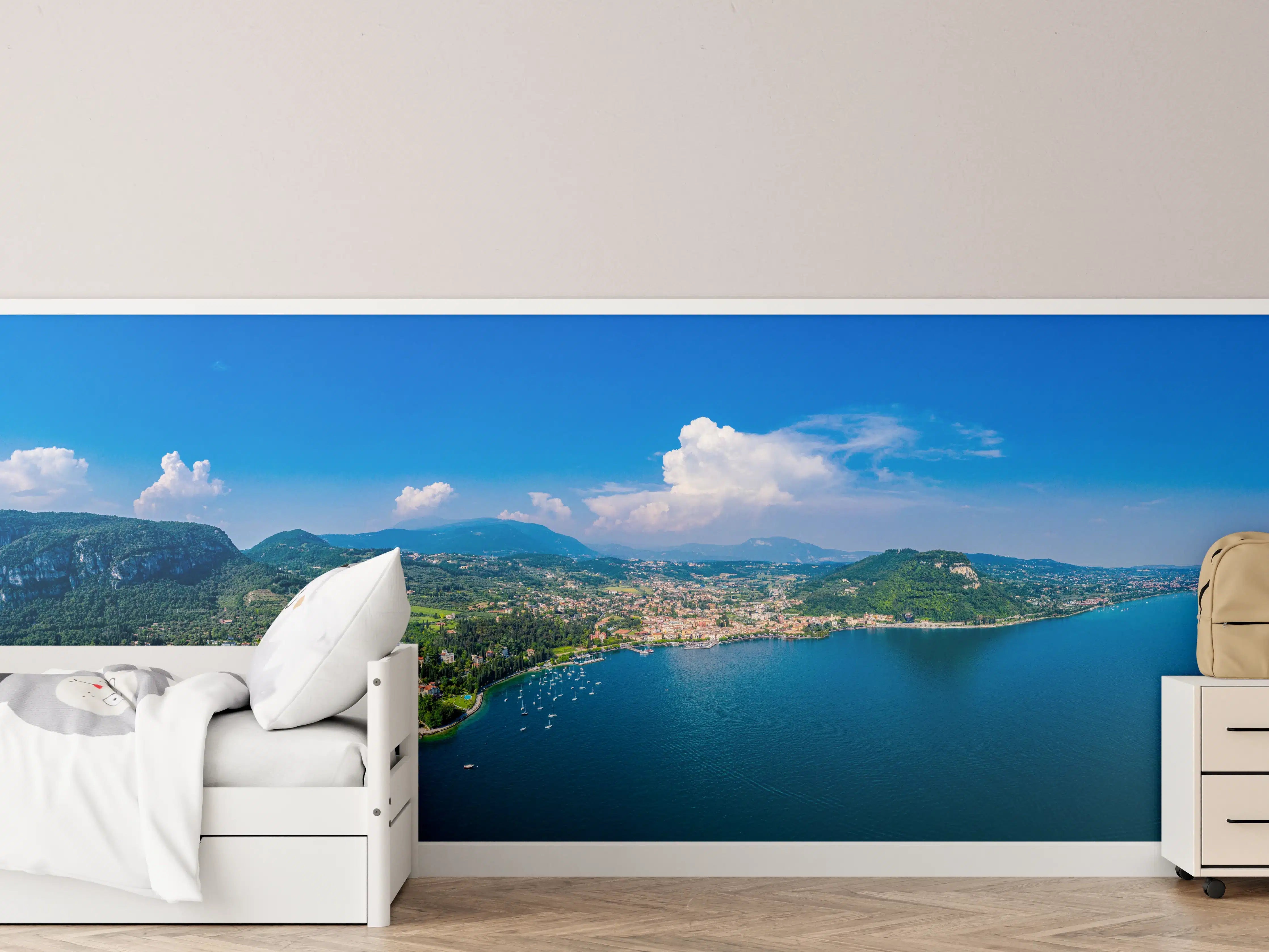 Kinderzimmer Wandgestaltung - Gardasee Panorama Blau-Grün