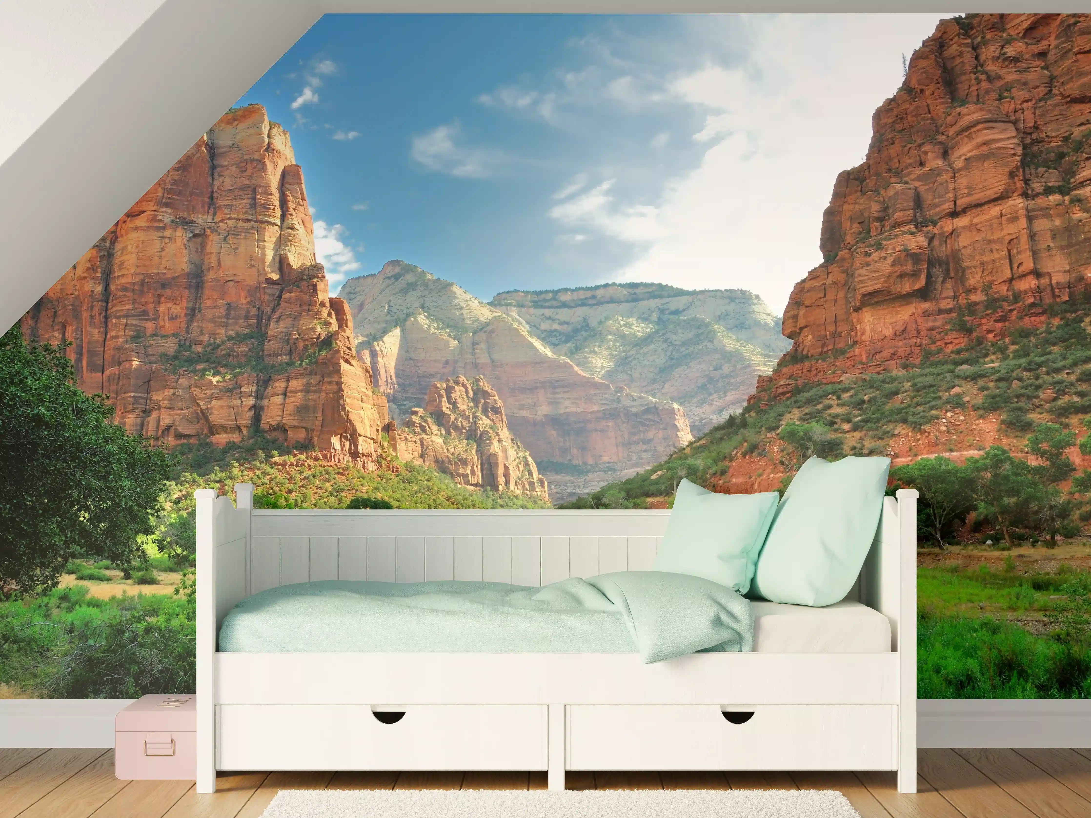 Kinderzimmer Wandgestaltung - Grandiose Canyonlandschaft mit Fluss, saftig grün und imposanten Felsformationen