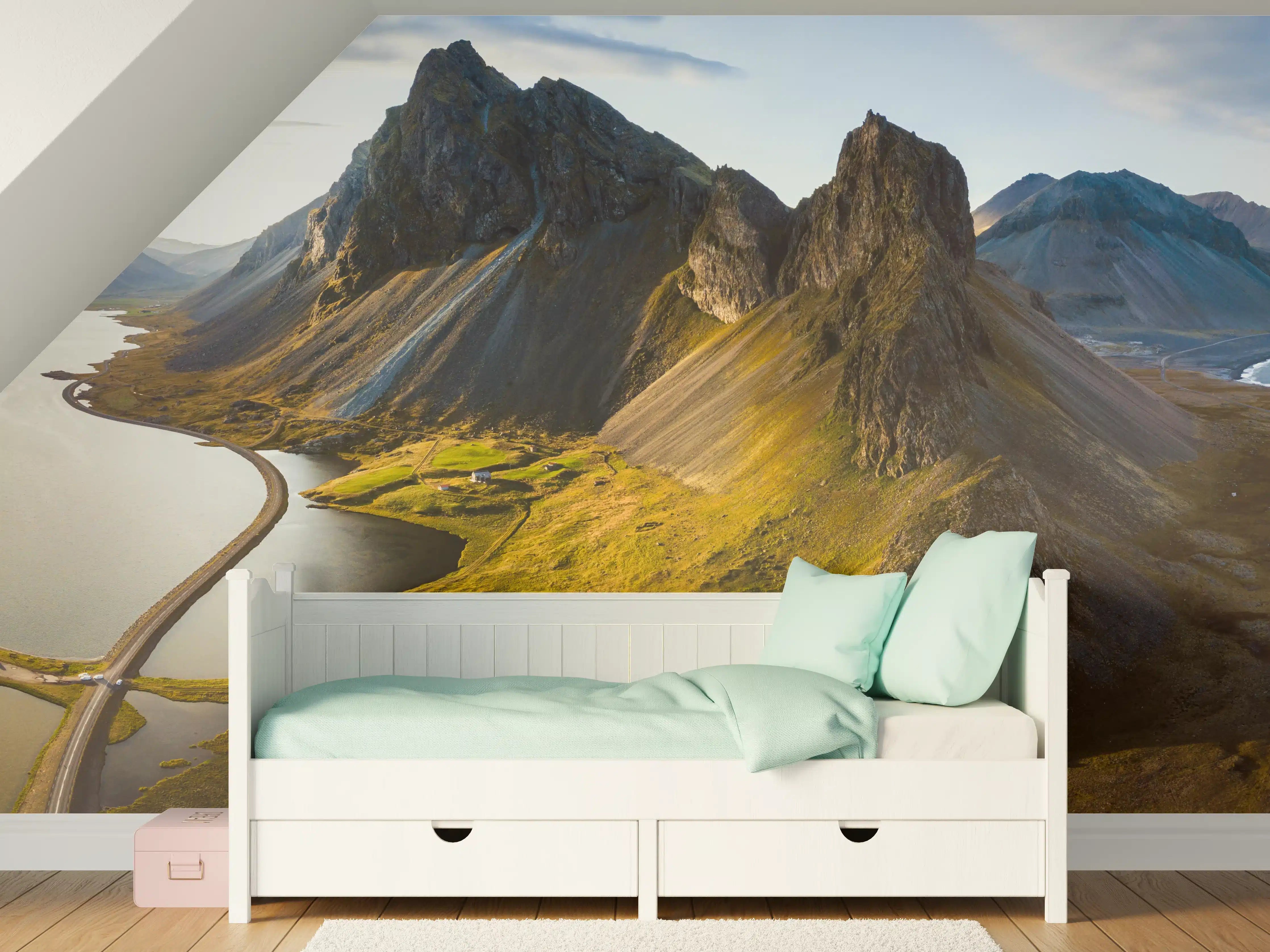 Kinderzimmer Wandgestaltung - Graue Gipfel am stillen See