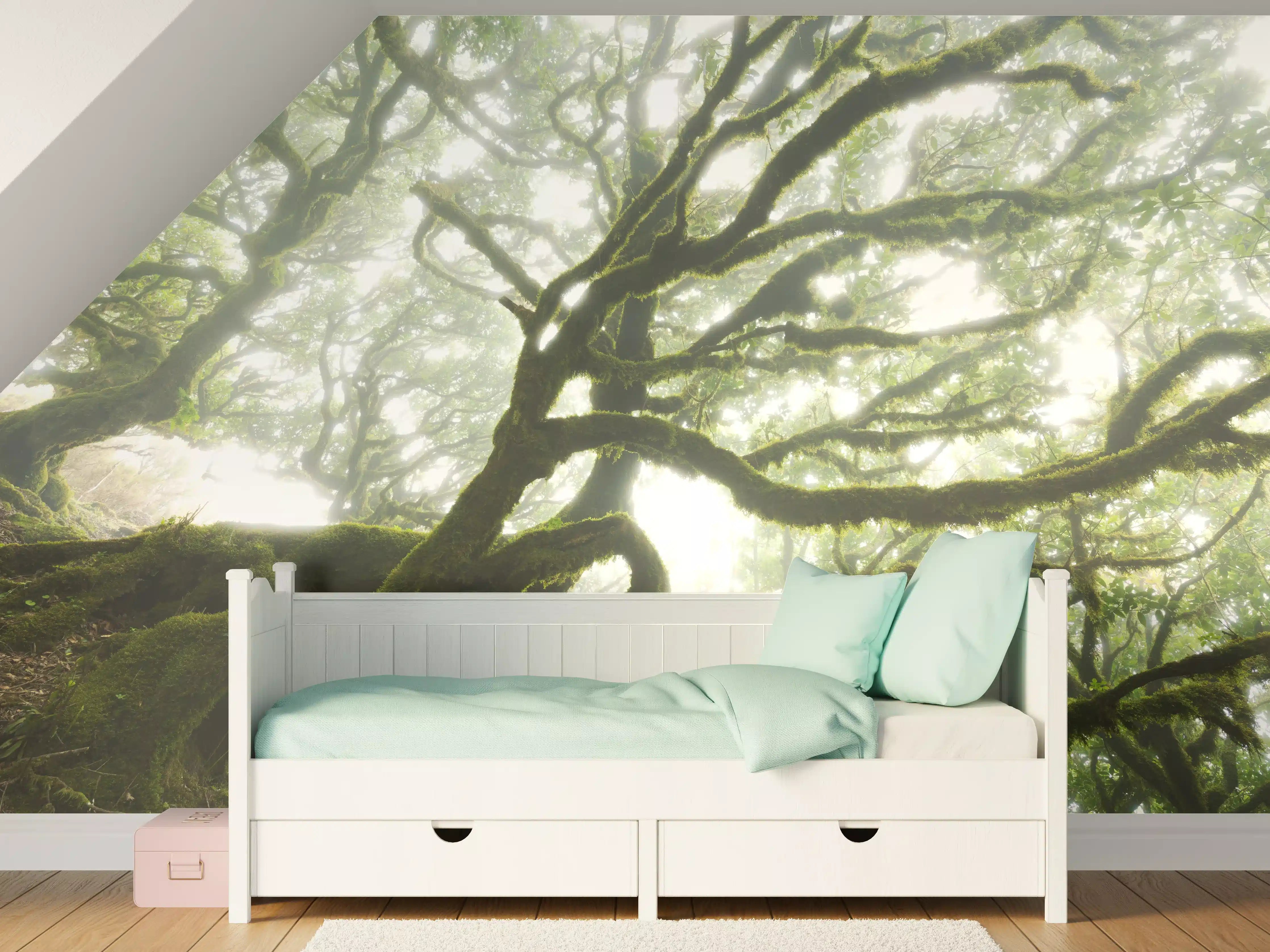 Kinderzimmer Wandgestaltung - Grauer Baum im Nebel
