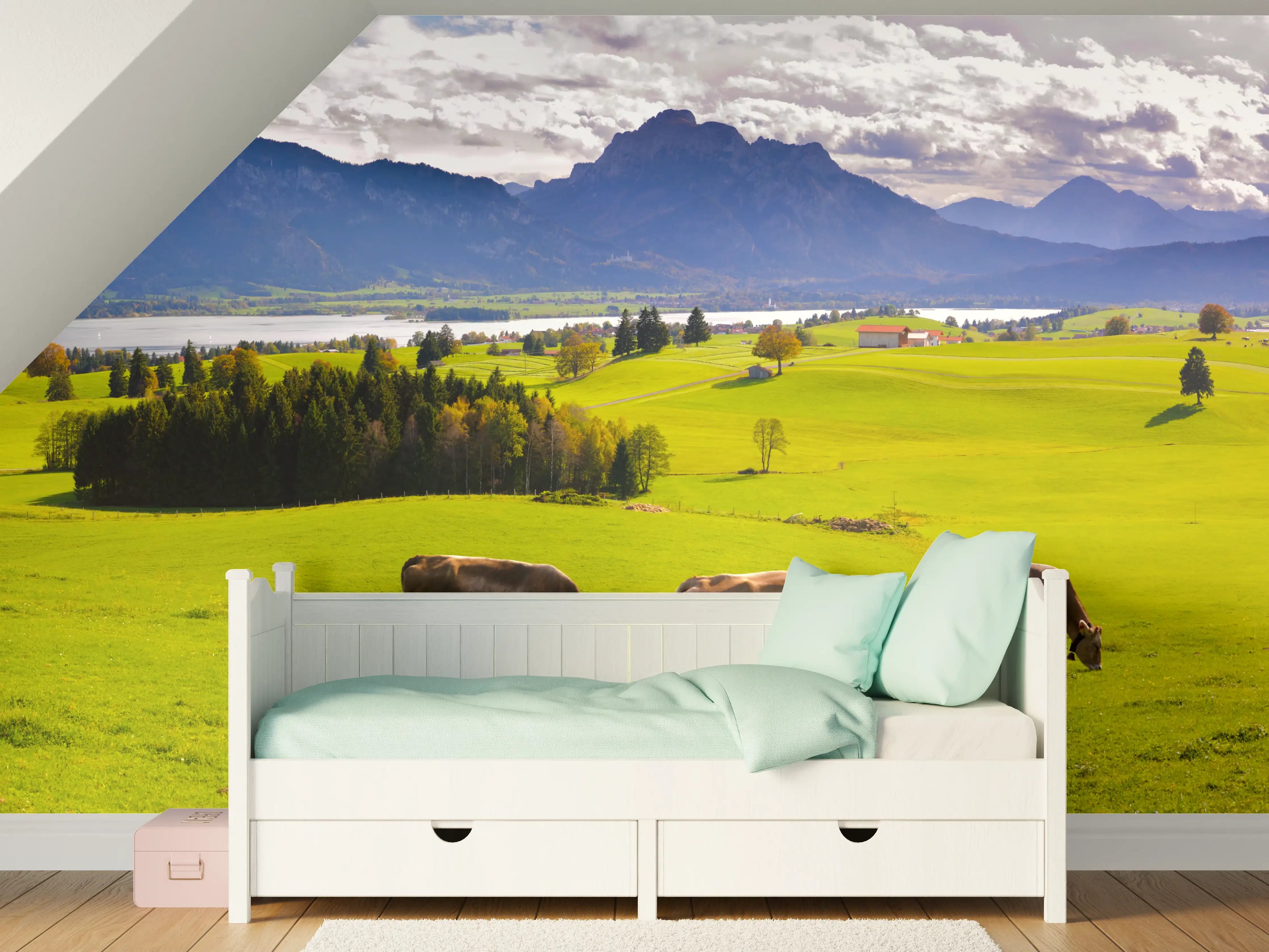 Kinderzimmer Wandgestaltung - Grüne Bergwiese mit Kühen