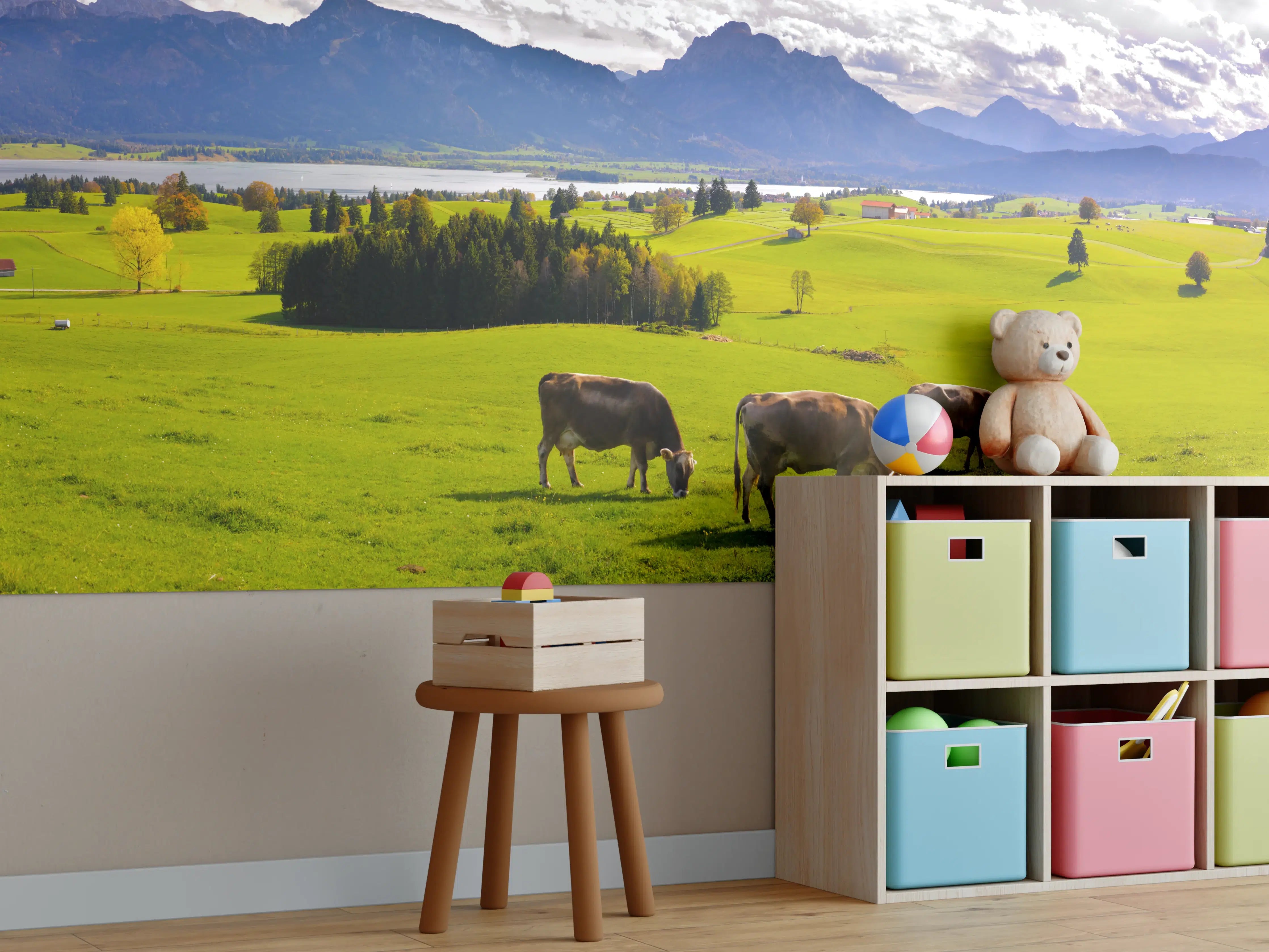 Kinderzimmer Wandgestaltung - Grüne Bergwiese mit Kühen