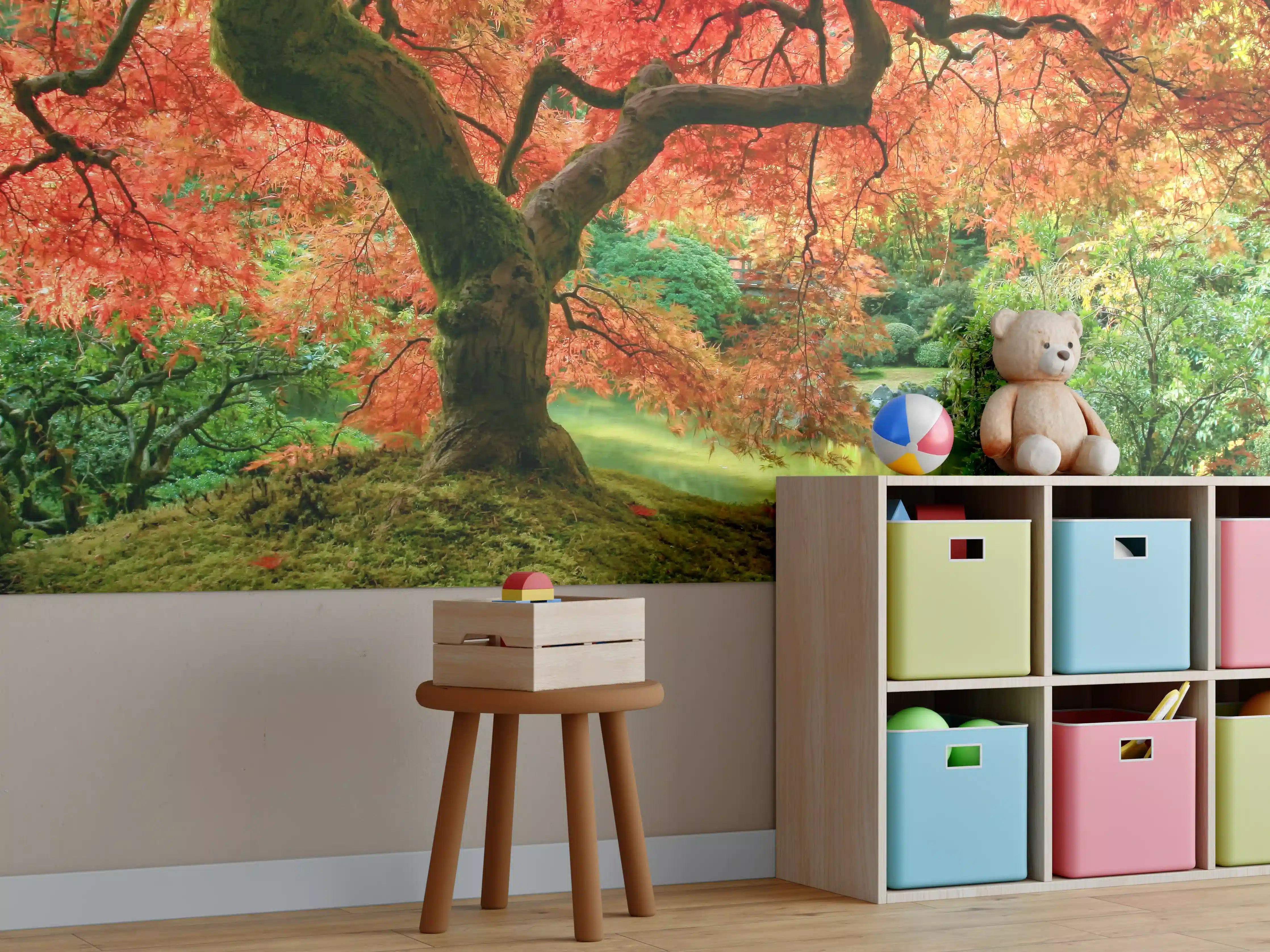 Kinderzimmer Wandgestaltung - Herbstlicher Baum im Park mit bunten Blättern