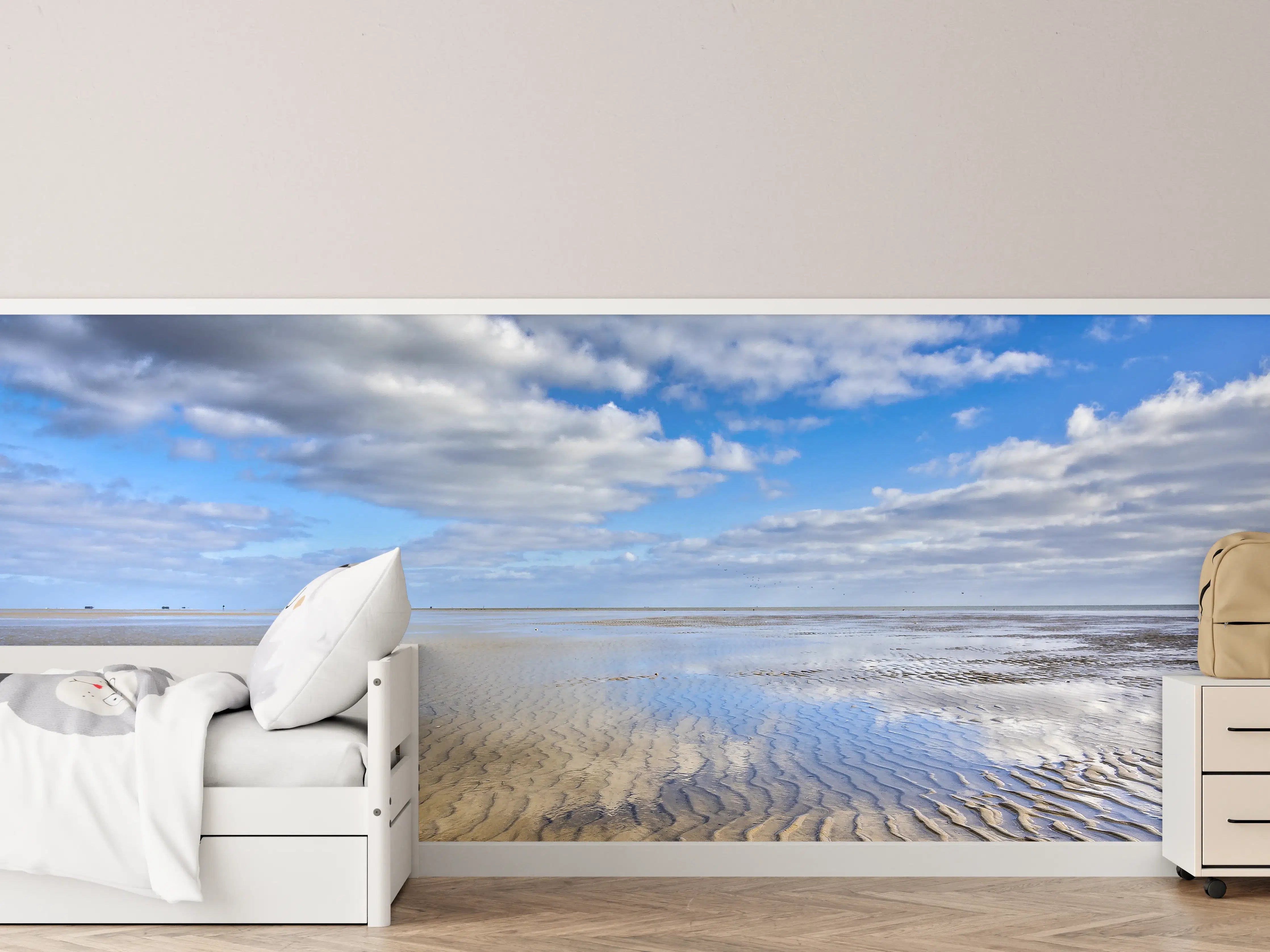 Kinderzimmer Wandgestaltung - Himmel über Watt mit Wolken und Wasserreflexion