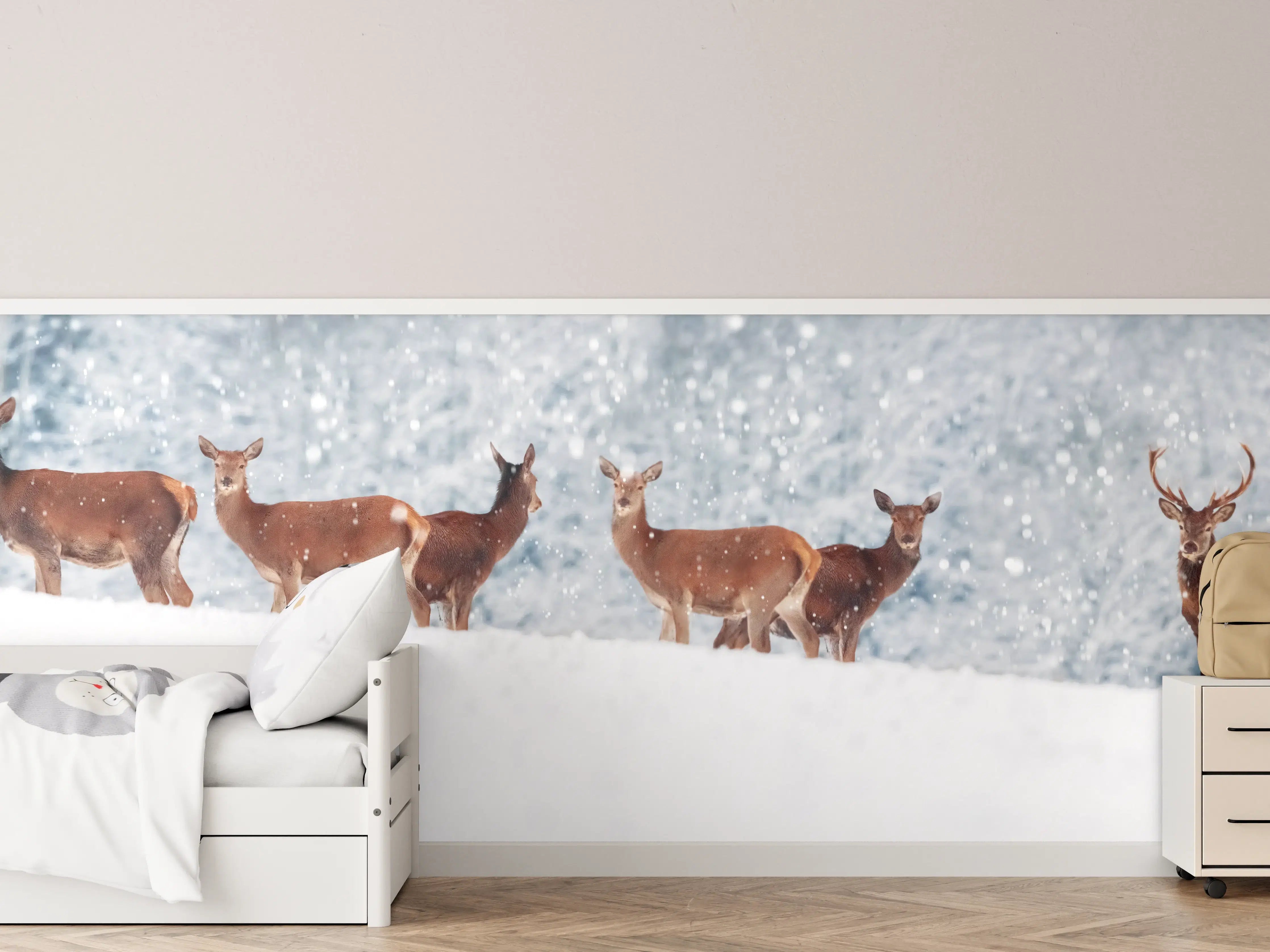 Kinderzimmer Wandgestaltung - Hirsche im weißen Winterpanorama