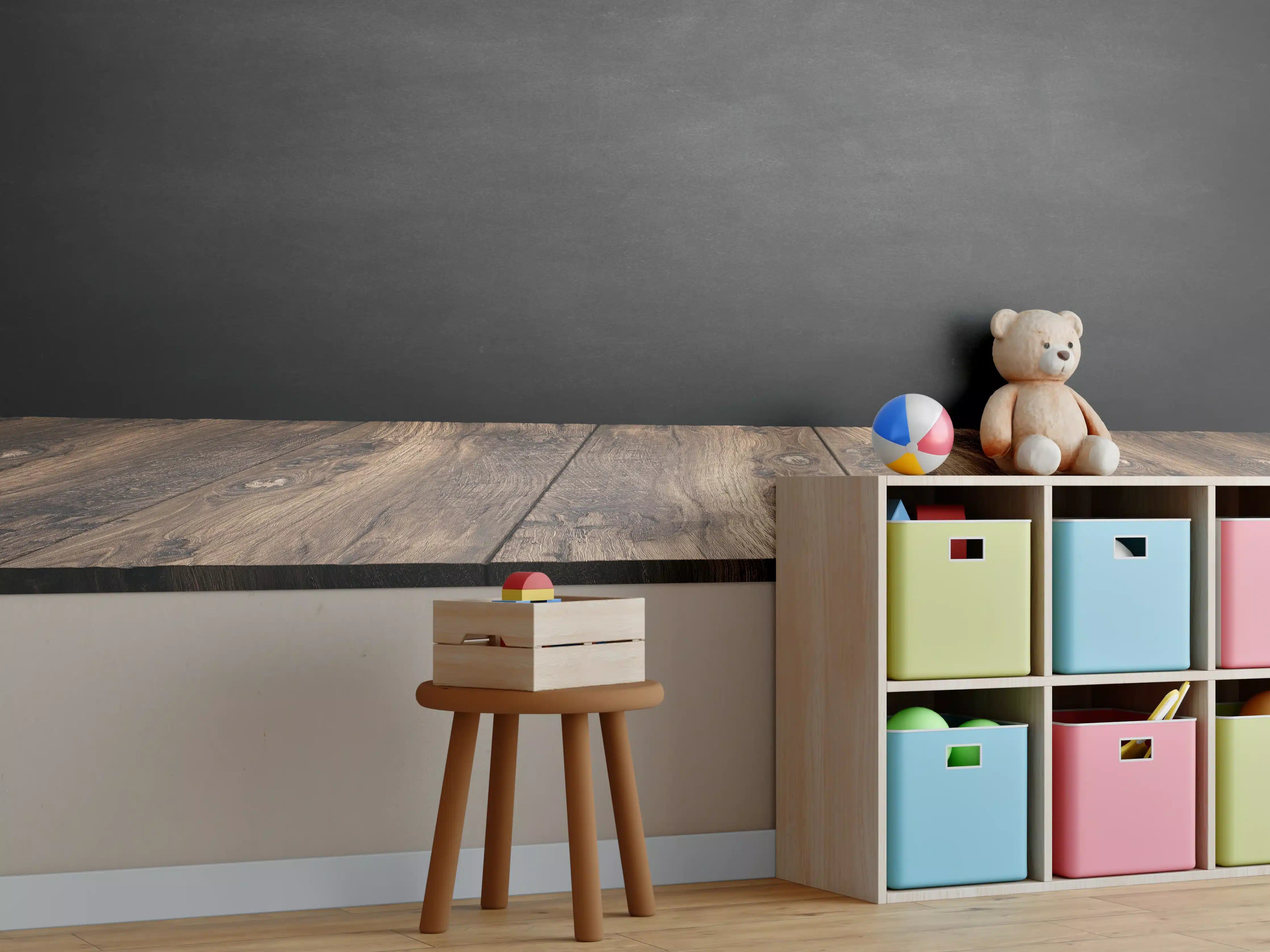 Kinderzimmer Wandgestaltung - Holztisch mit schwarzer Wandtafel