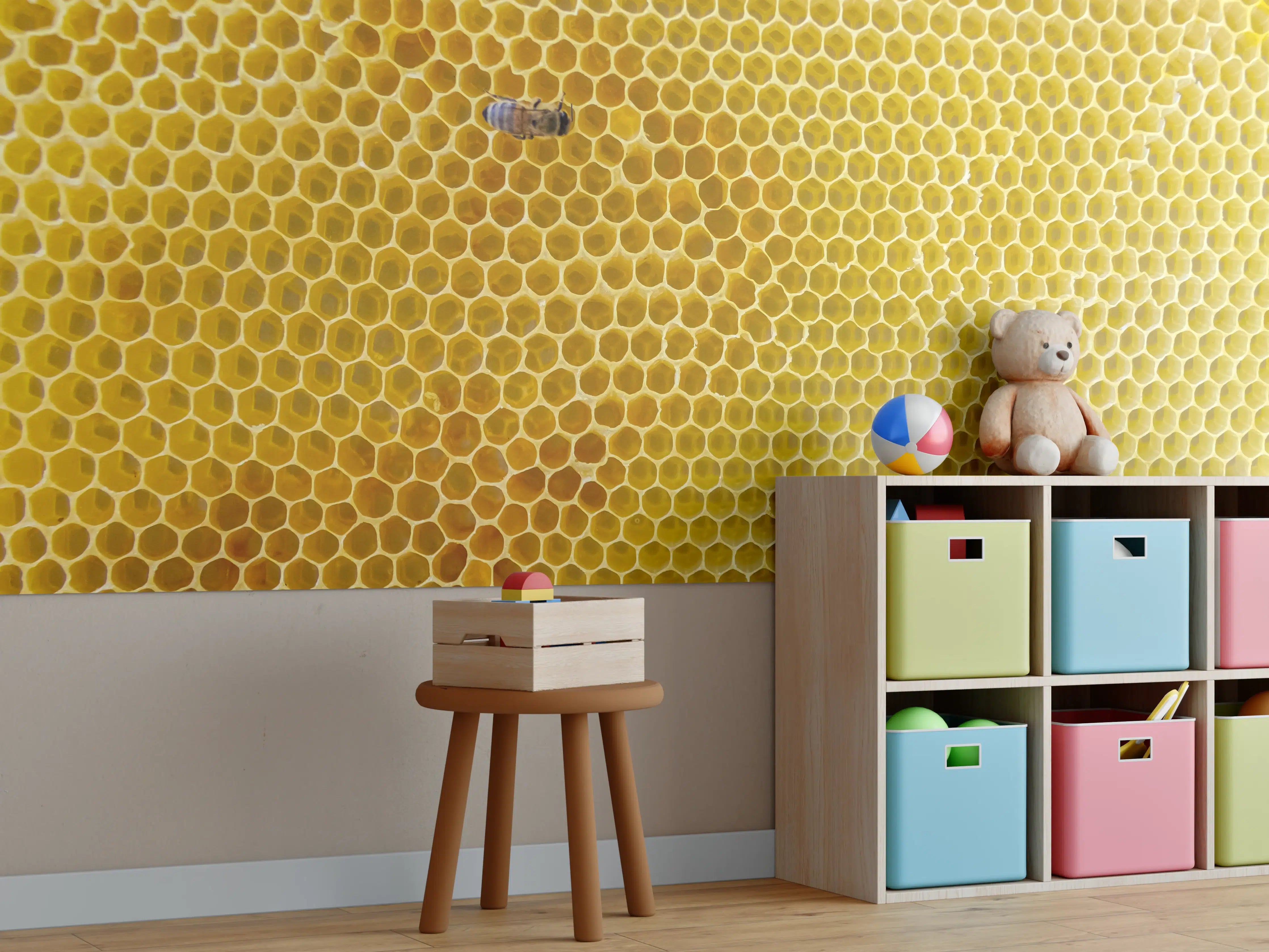 Kinderzimmer Wandgestaltung - Honigwabe mit Biene in Nahaufnahme