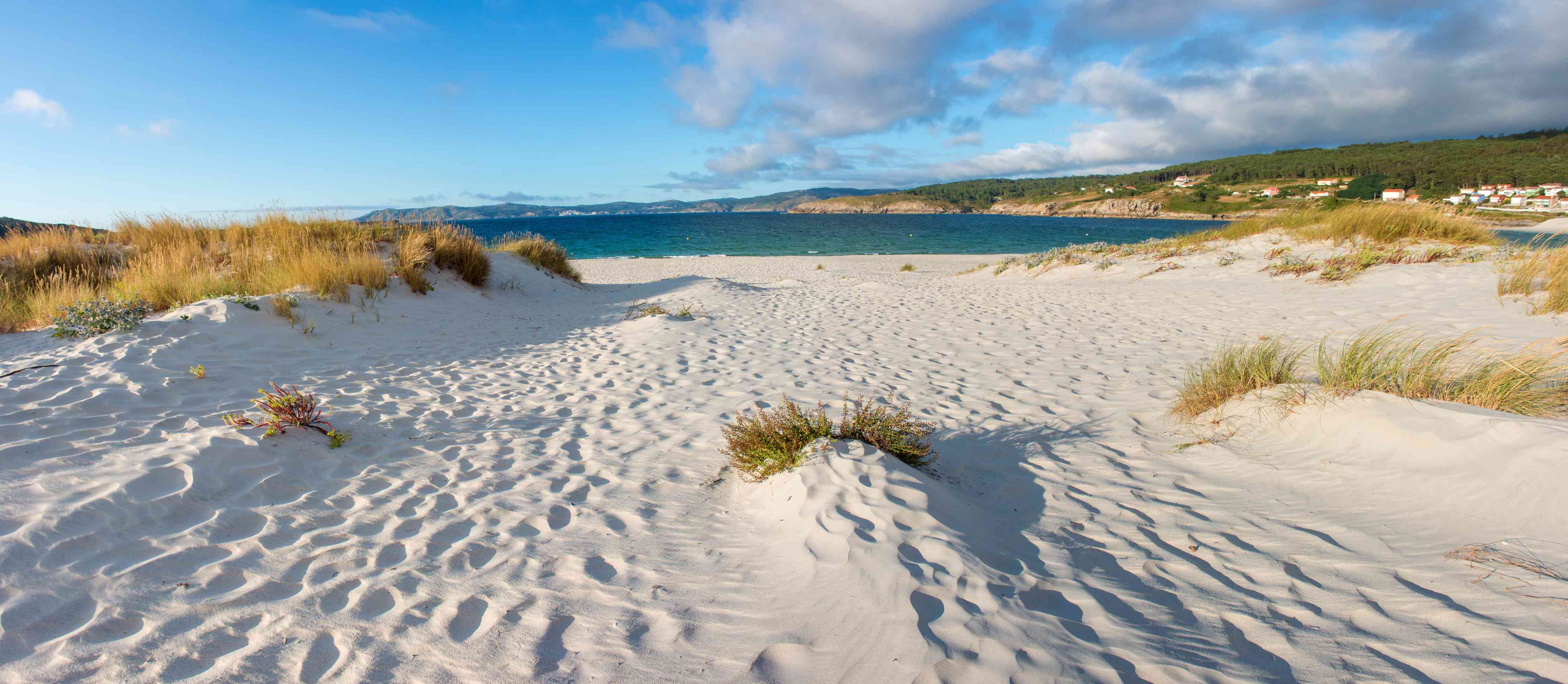 Kinderzimmer Wandgestaltung-Idyllische Strandlandschaft im sanften Weiß-Blau
