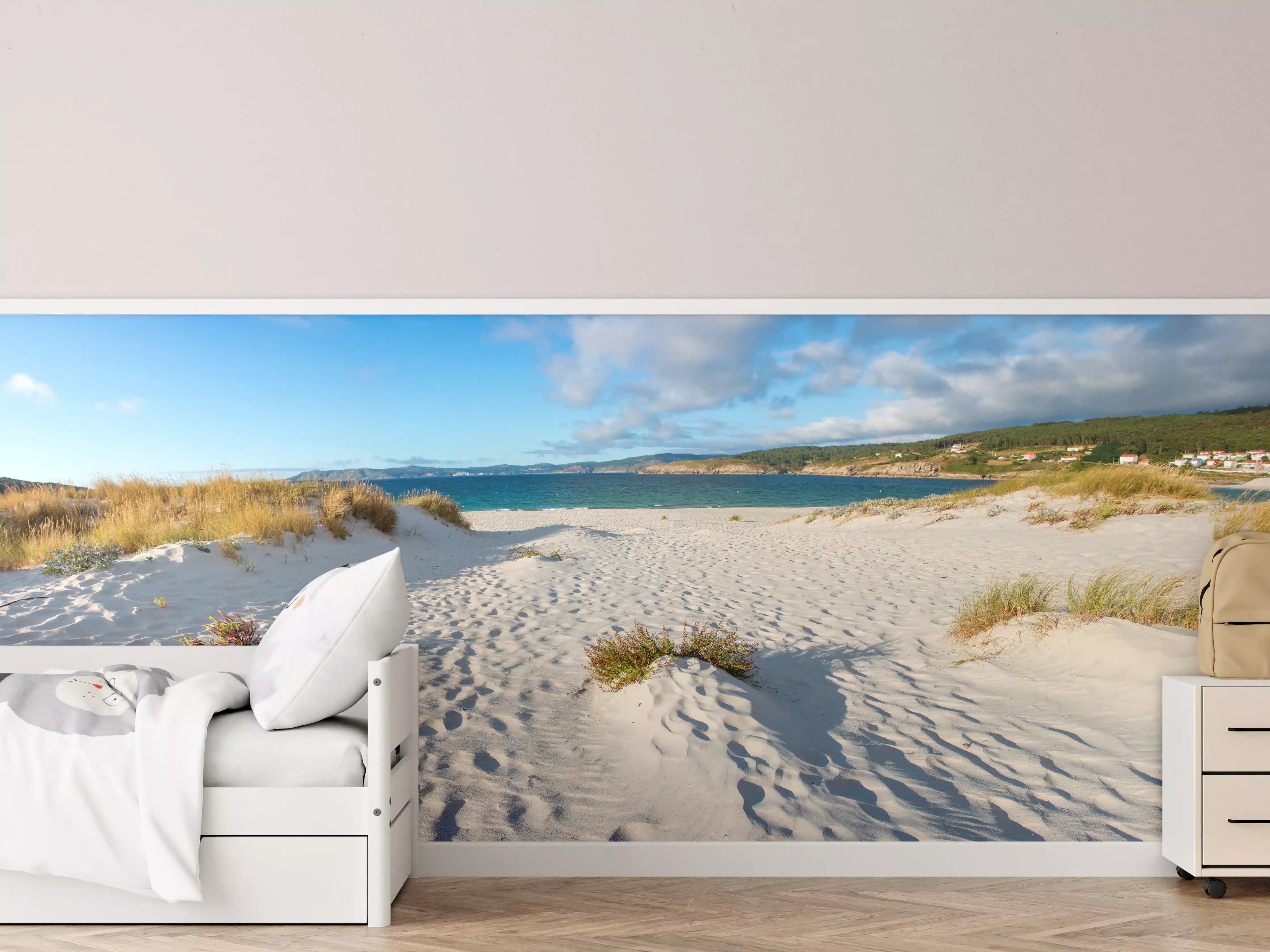 Kinderzimmer Wandgestaltung - Idyllische Strandlandschaft im sanften Weiß-Blau