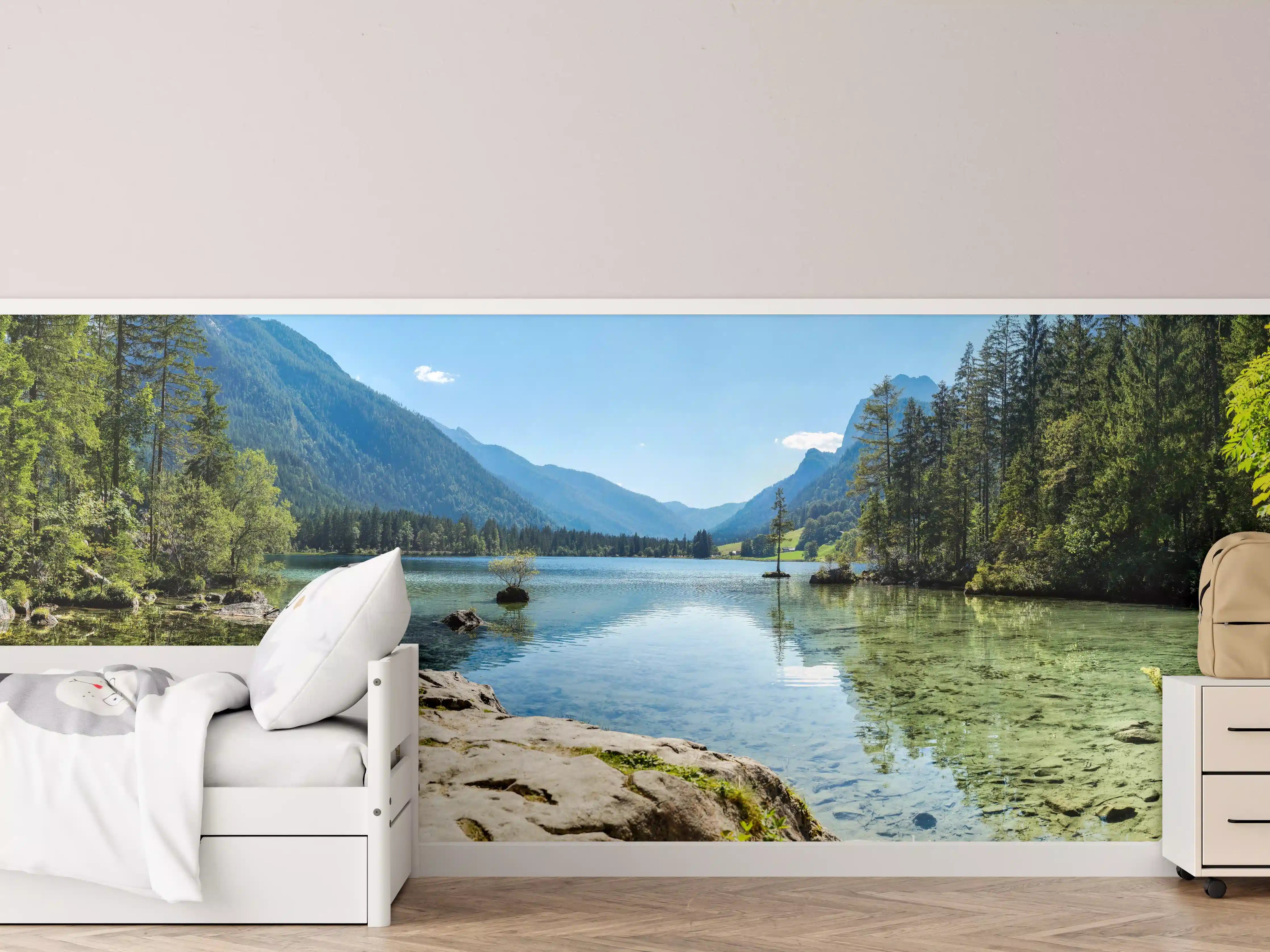 Kinderzimmer Wandgestaltung - Idyllischer Bergsee inmitten von Wäldern